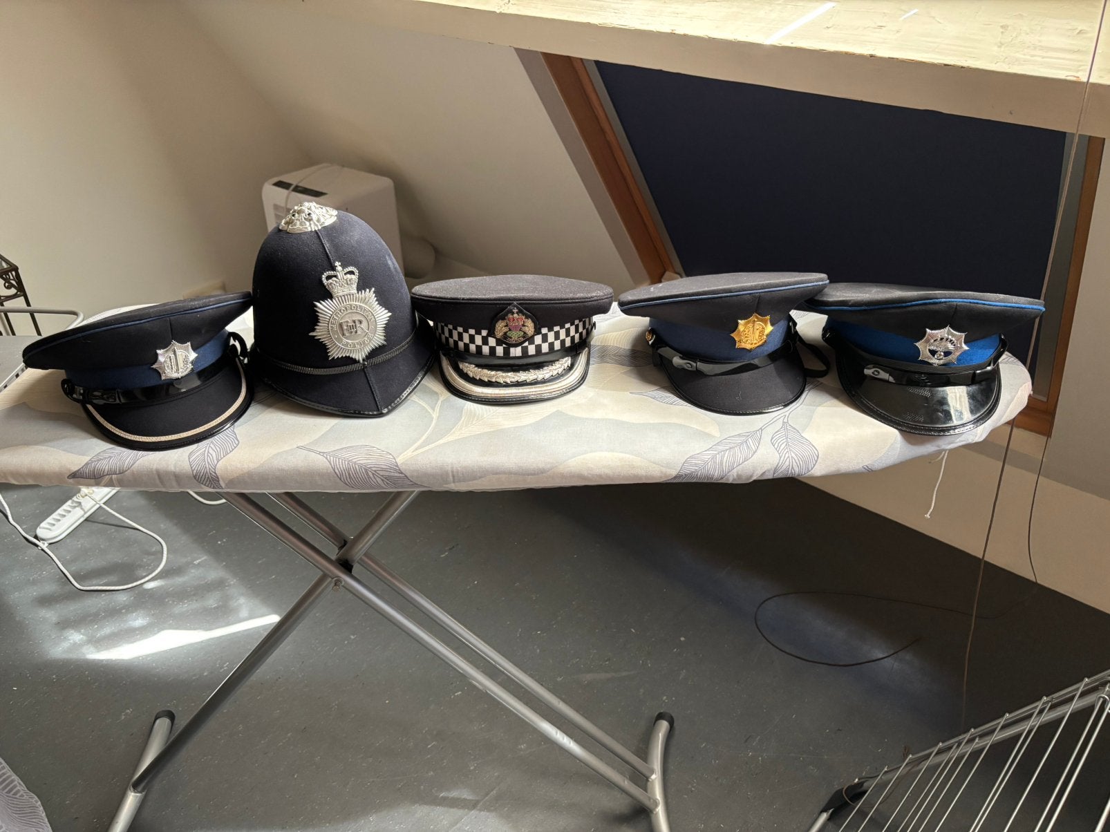 Politiepetten, Ophalen, Zo goed als nieuw, Toneelattributen of Onderdelen