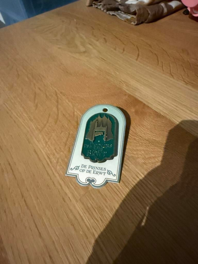 Efteling - Pin Prinses op de Erwt, Ophalen of Verzenden, Zo goed als nieuw, Button of Speldje
