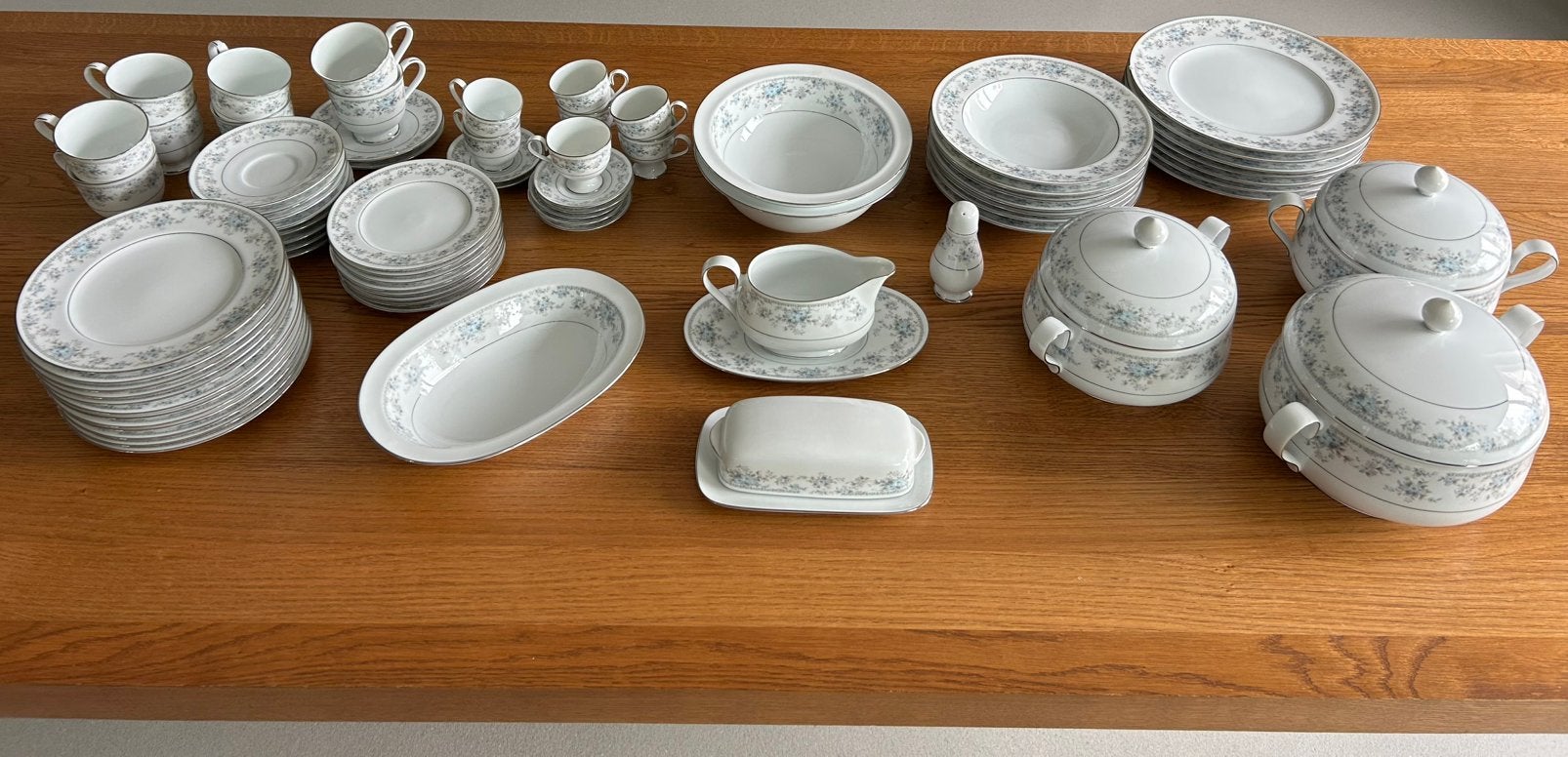 Oneida Artistry Heiress servies – 80-delig – Made in Ireland, Ophalen of Verzenden, Gebruikt, Porselein, Overige stijlen