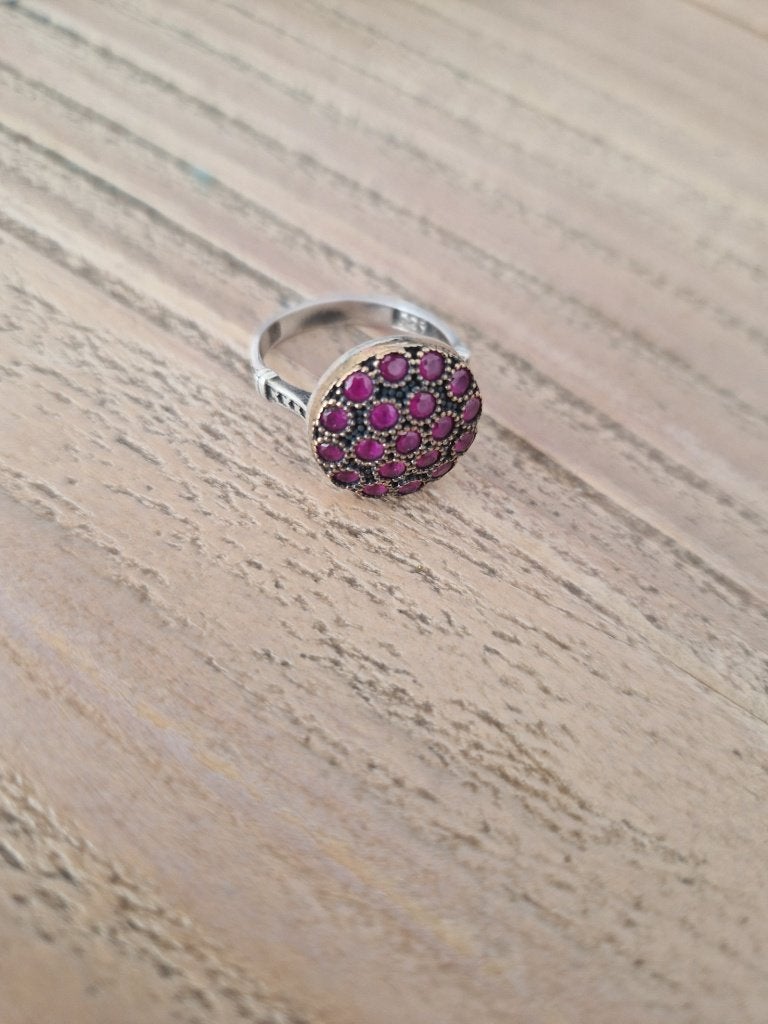 Antieke, zilveren ring met robijntjes. Mt 19.