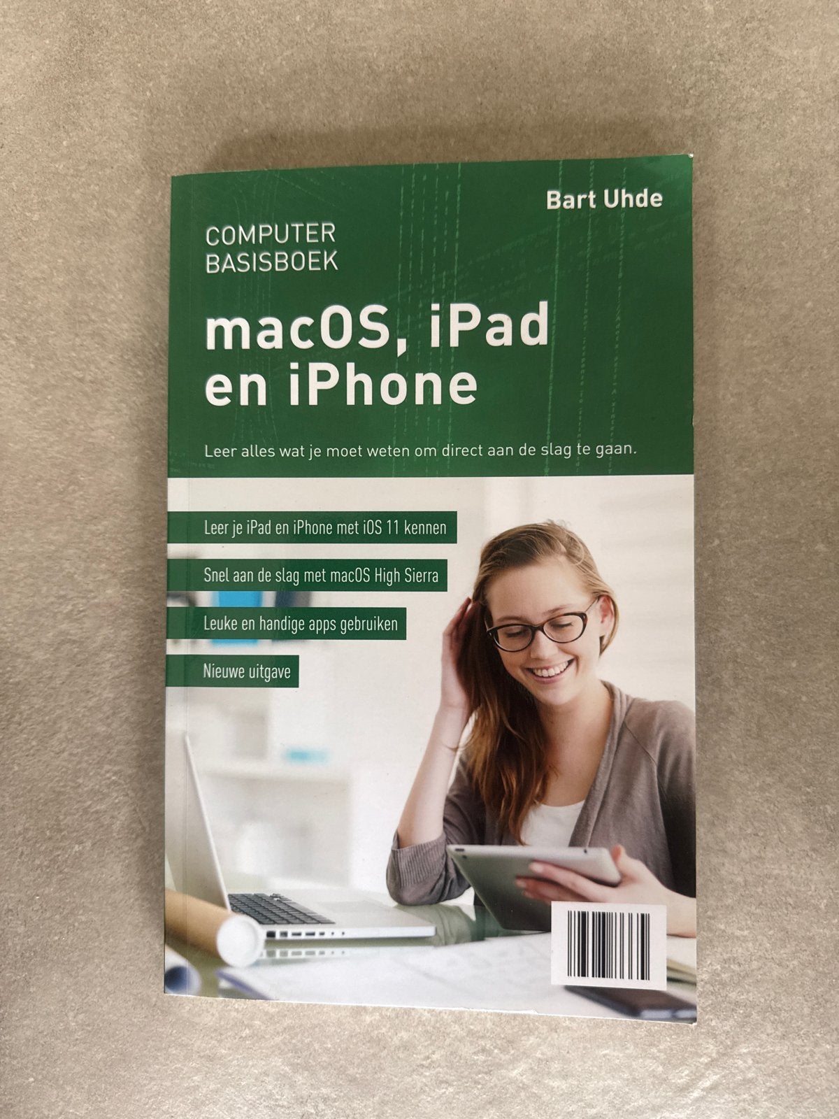 Computer Basisboek macOS, iPad en iPhone - Bart Uhde, Ophalen of Verzenden, Zo goed als nieuw, Besturingssystemen