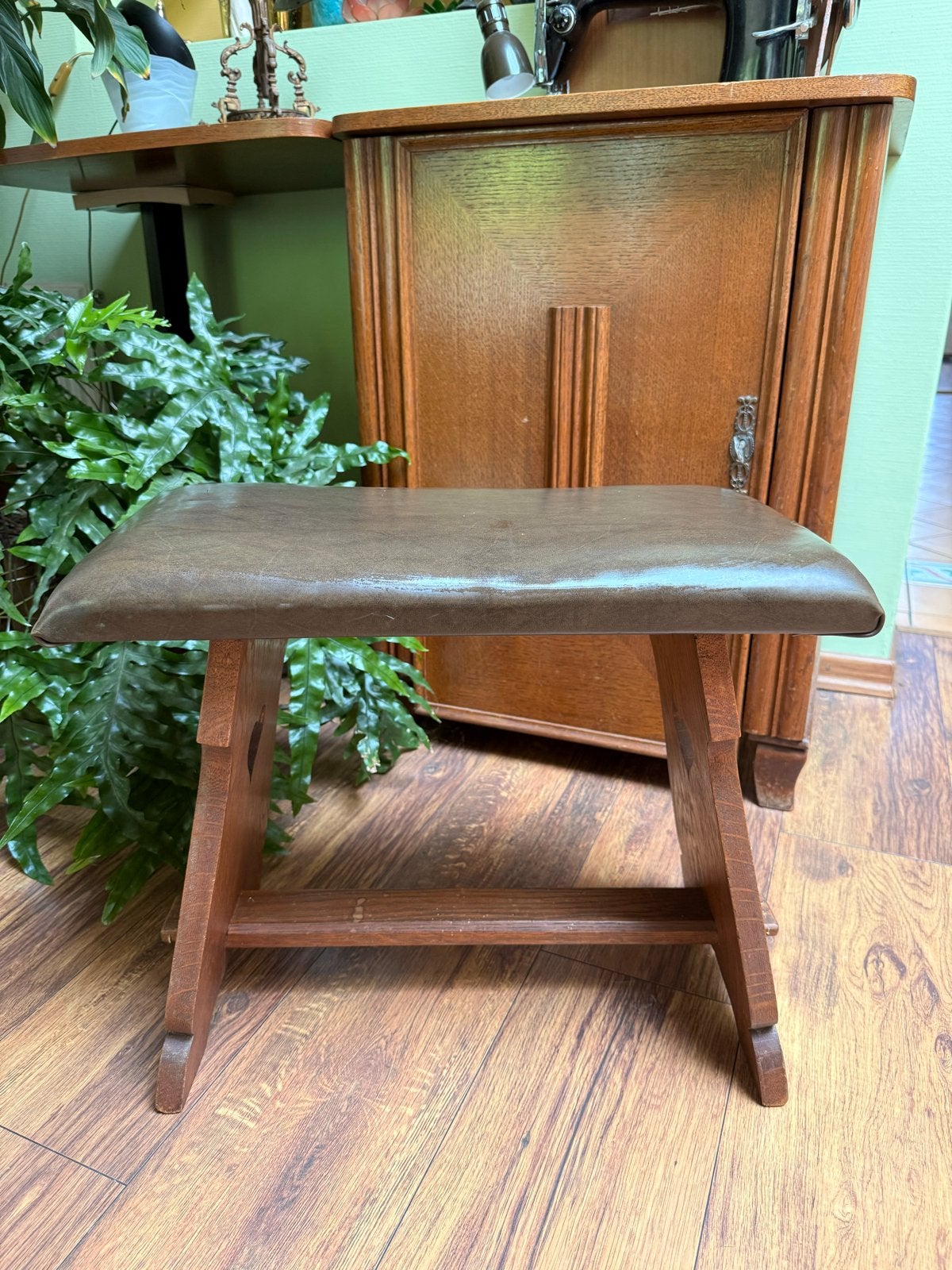 Vintage houten krukje met groene zitting, Ophalen of Verzenden, Gebruikt, Hout