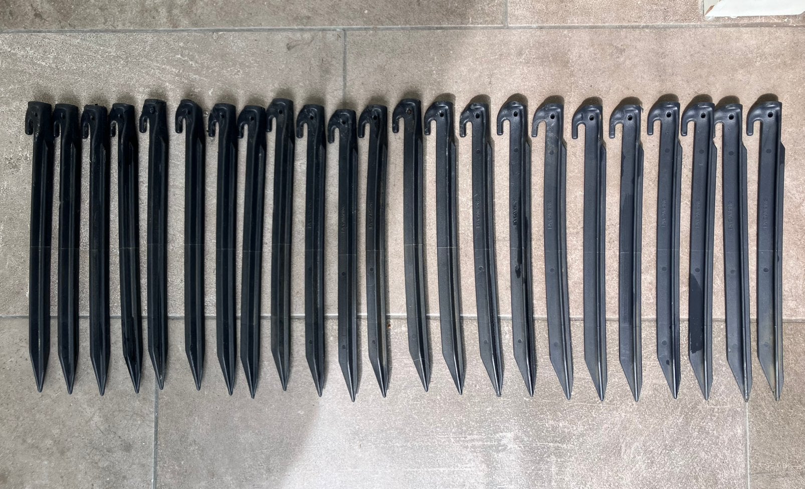 23 kunststof tent haring zwart 30 cm, Ophalen of Verzenden, Gebruikt