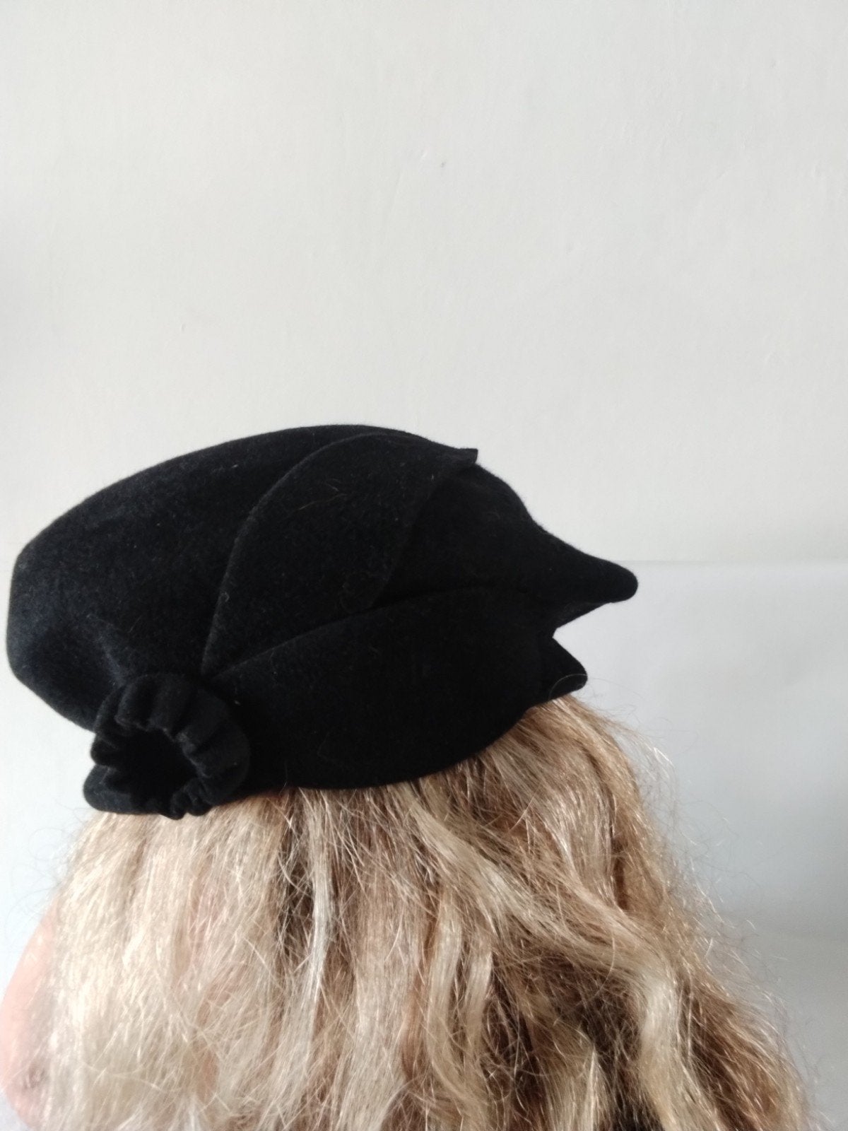 Zwarte wollen baret met decoratieve plooi, One size fits all, Ophalen of Verzenden, Pet, Onbekend