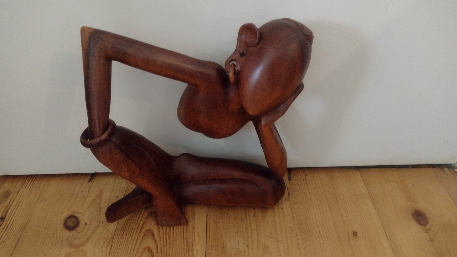 mooi beeld uit Indonesië de denker, Houtsnijwerk, Ophalen of Verzenden, Handgemaakt, 20 - 50 cm