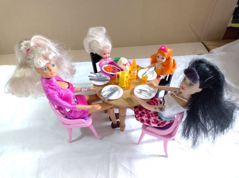 Barbie-gezin aan tafel, Ophalen of Verzenden, Zo goed als nieuw, Barbie