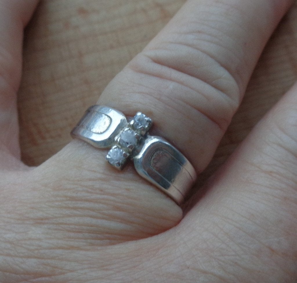 zilveren ring met drie heldere steentjes [199], Verzenden, Zo goed als nieuw, 17 tot 18, Dame