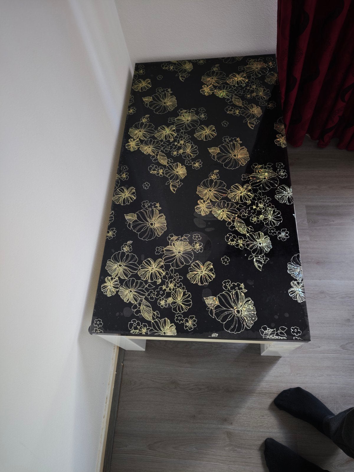 Zwarte salontafel met gouden siliconen tafelbeschermer, Gebruikt, Modern, Luxe, Bloemmotief, Ophalen of Verzenden, 75 cm of meer