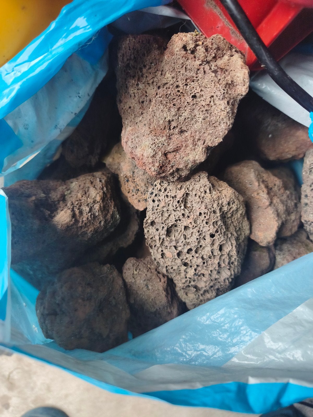 lava stenen verschillende groottes ongeveer 15 a 20 kilo, Dieren en Toebehoren, Vissen | Aquaria en Toebehoren, Ophalen of Verzenden