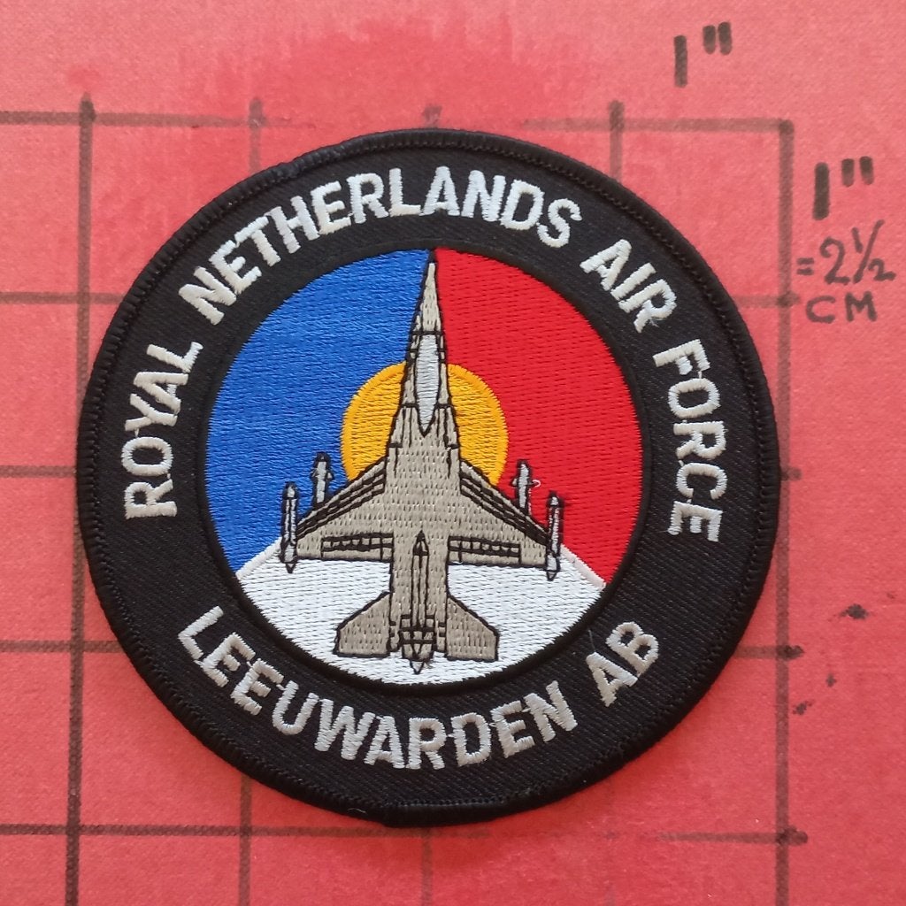 KLU LUCHTMACHT PATCH EMBLEEM F-16 LEEUWARDEN AB, GRIJZE F-16, Verzenden, Luchtmacht, Nederland, Embleem of Badge