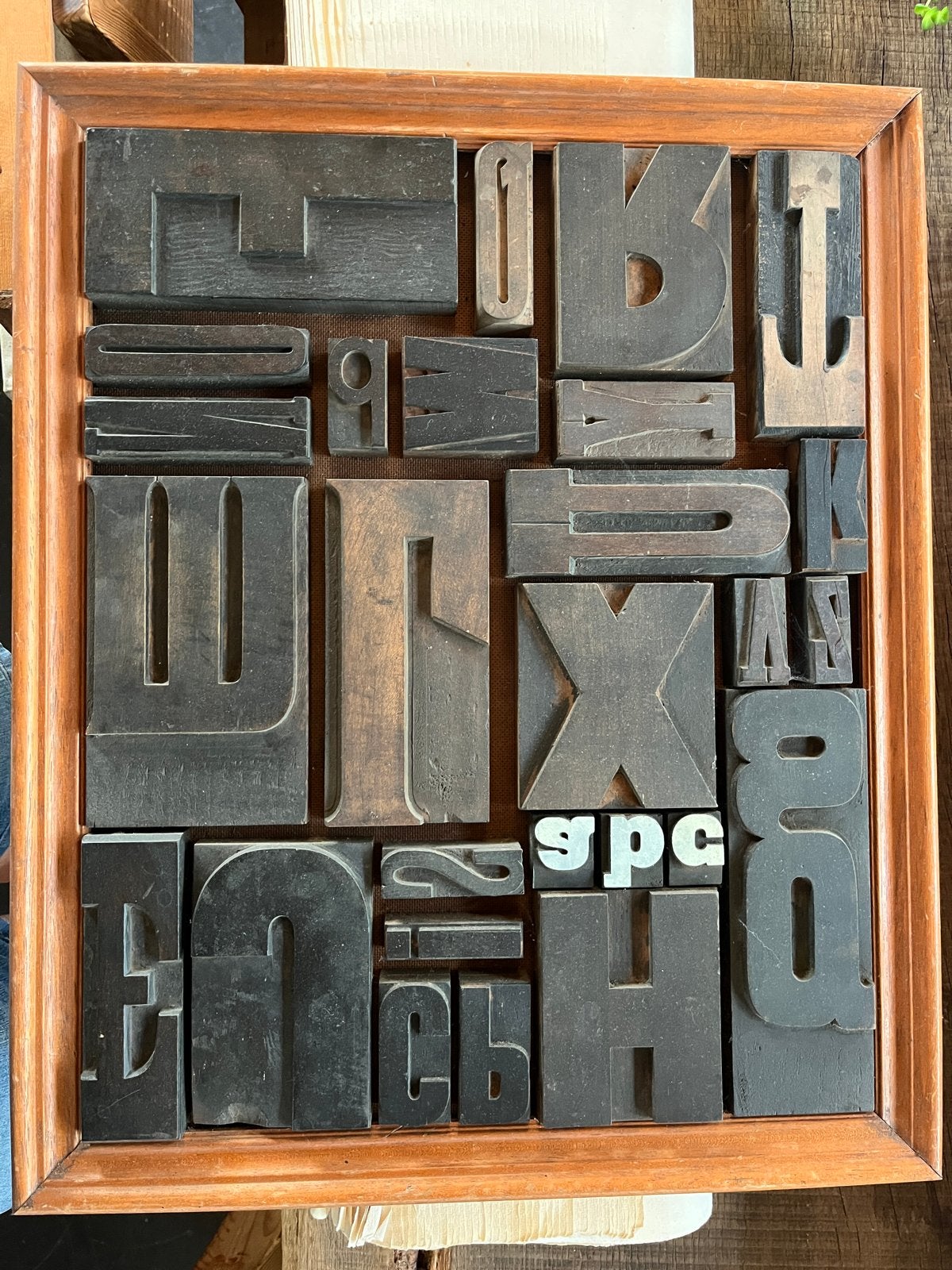 Vintage houten drukletters in lijst, Antiek en Kunst, Ophalen