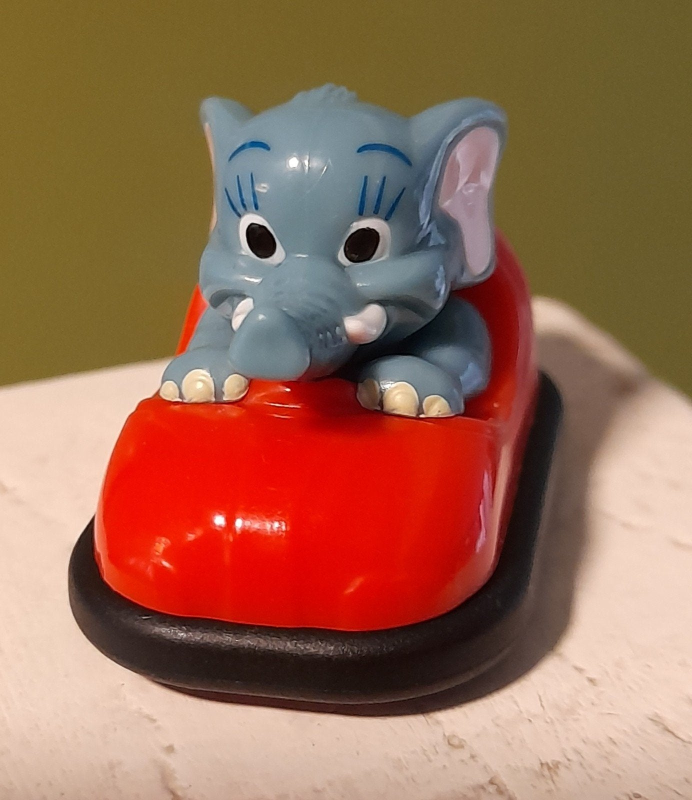 Leuke olifant in rode botsauto - Kinder Surprise figuur, Ophalen of Verzenden, Gebruikt, Jongen of Meisje
