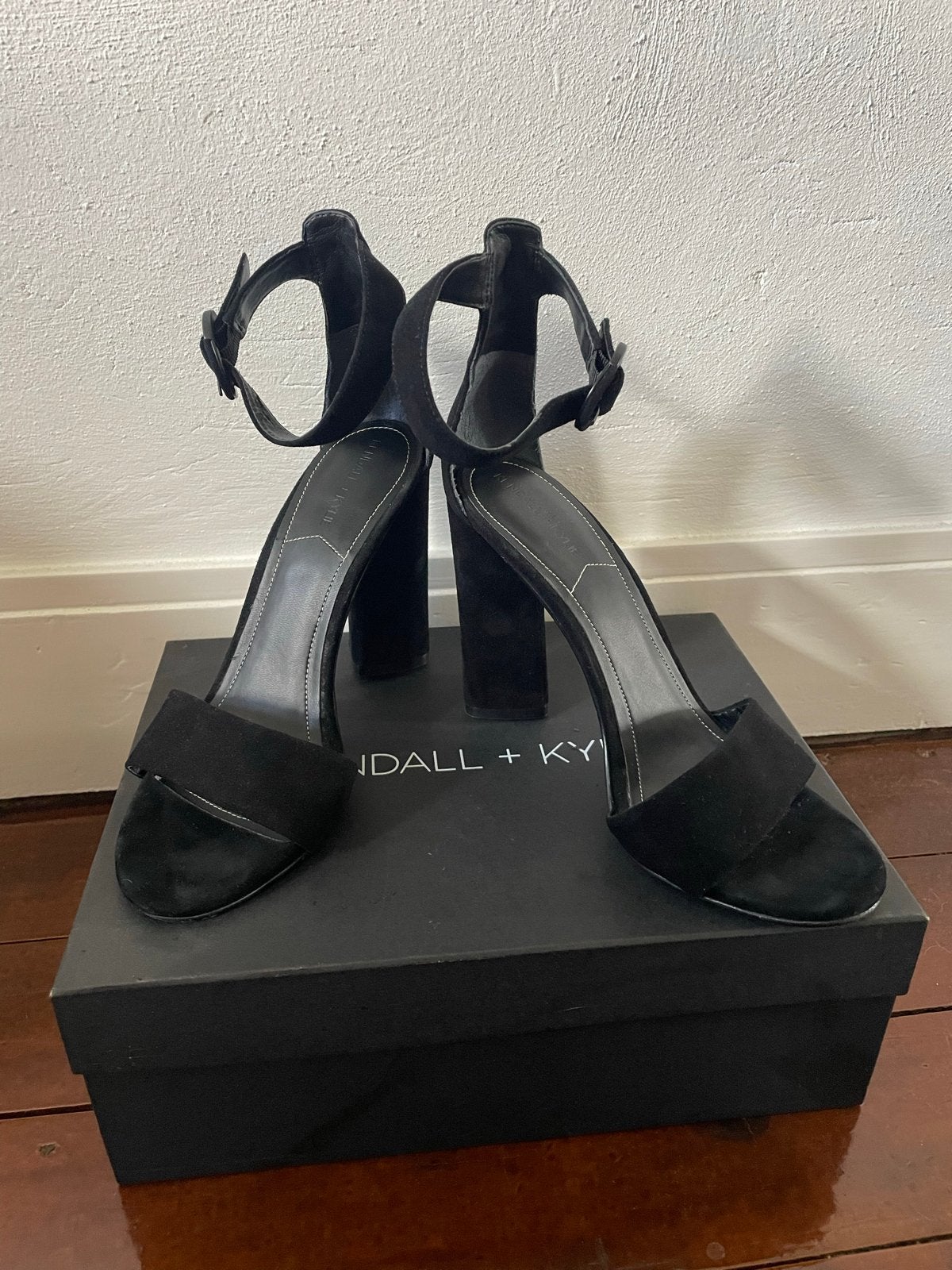 Kendall + Kylie suède hakken - Maat 40. Goede staat!, Pumps, Zwart, Ophalen of Verzenden, Gedragen