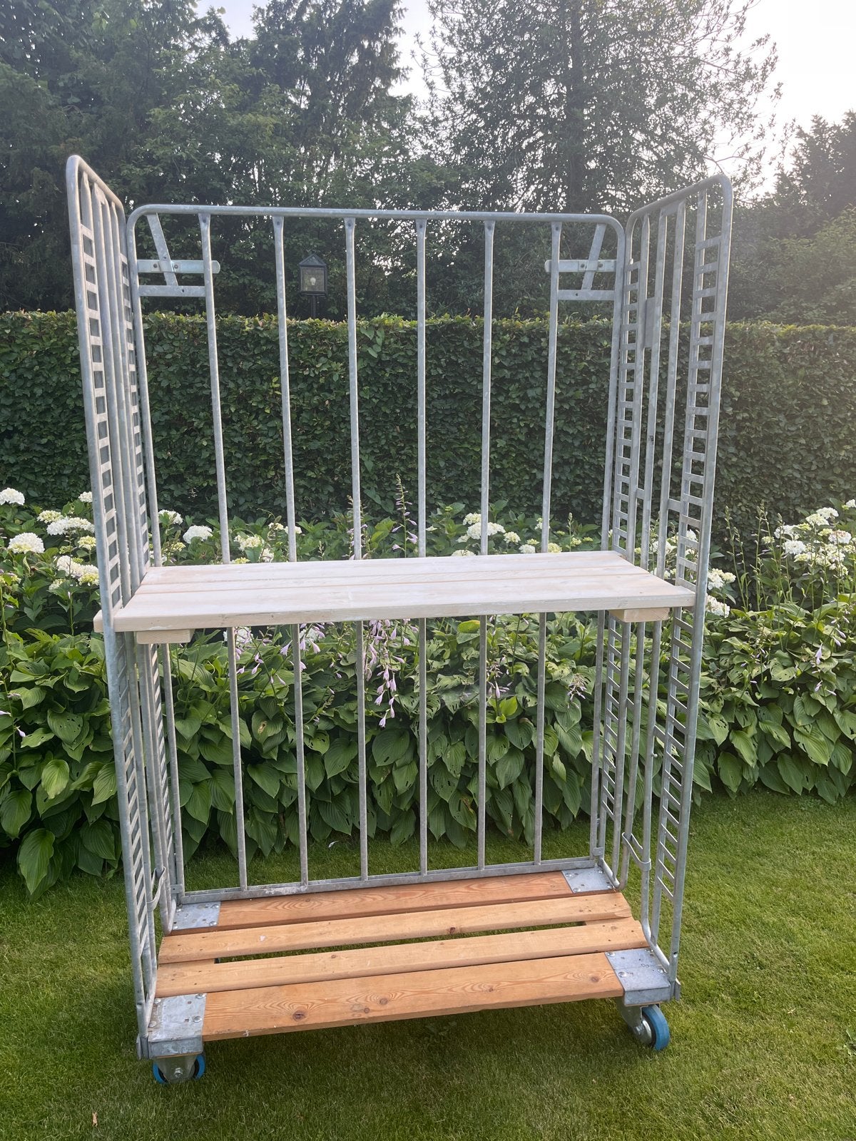 Decoratieve rolcontainer/ bloemankar met houten planken, Ophalen