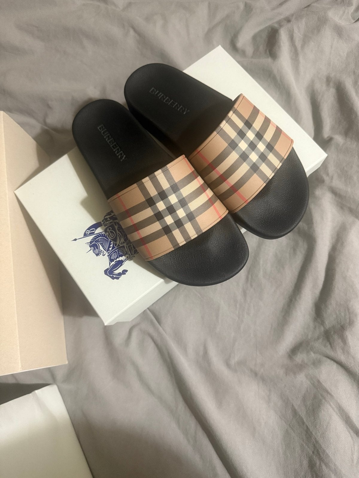 Burberry Slides - Nieuw met doos en bon, Ophalen of Verzenden, Nieuw, Beige, Slippers