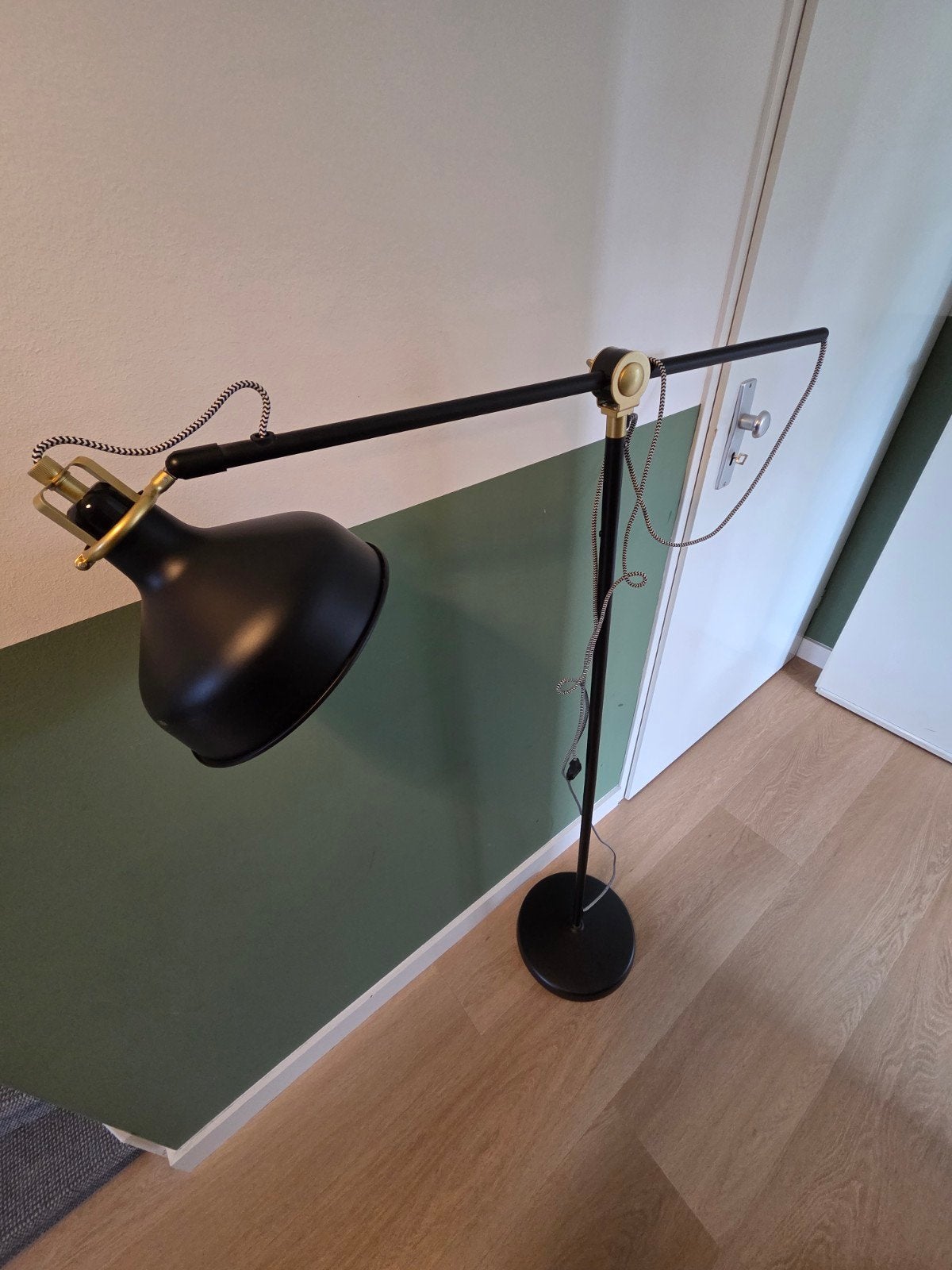Zwarte staande ikea Ranarp lamp met gouden accenten, Ophalen, Gebruikt, Modern klassiek, E27 (groot)