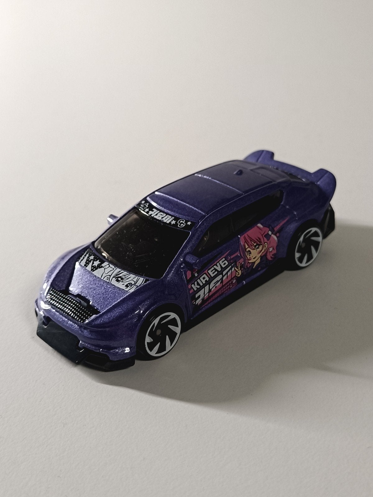 Hot Wheels Kia EV6 paars met anime-afbeeldingen, Hobby en Vrije tijd, Modelauto's | Overige schalen, Ophalen of Verzenden, Zo goed als nieuw