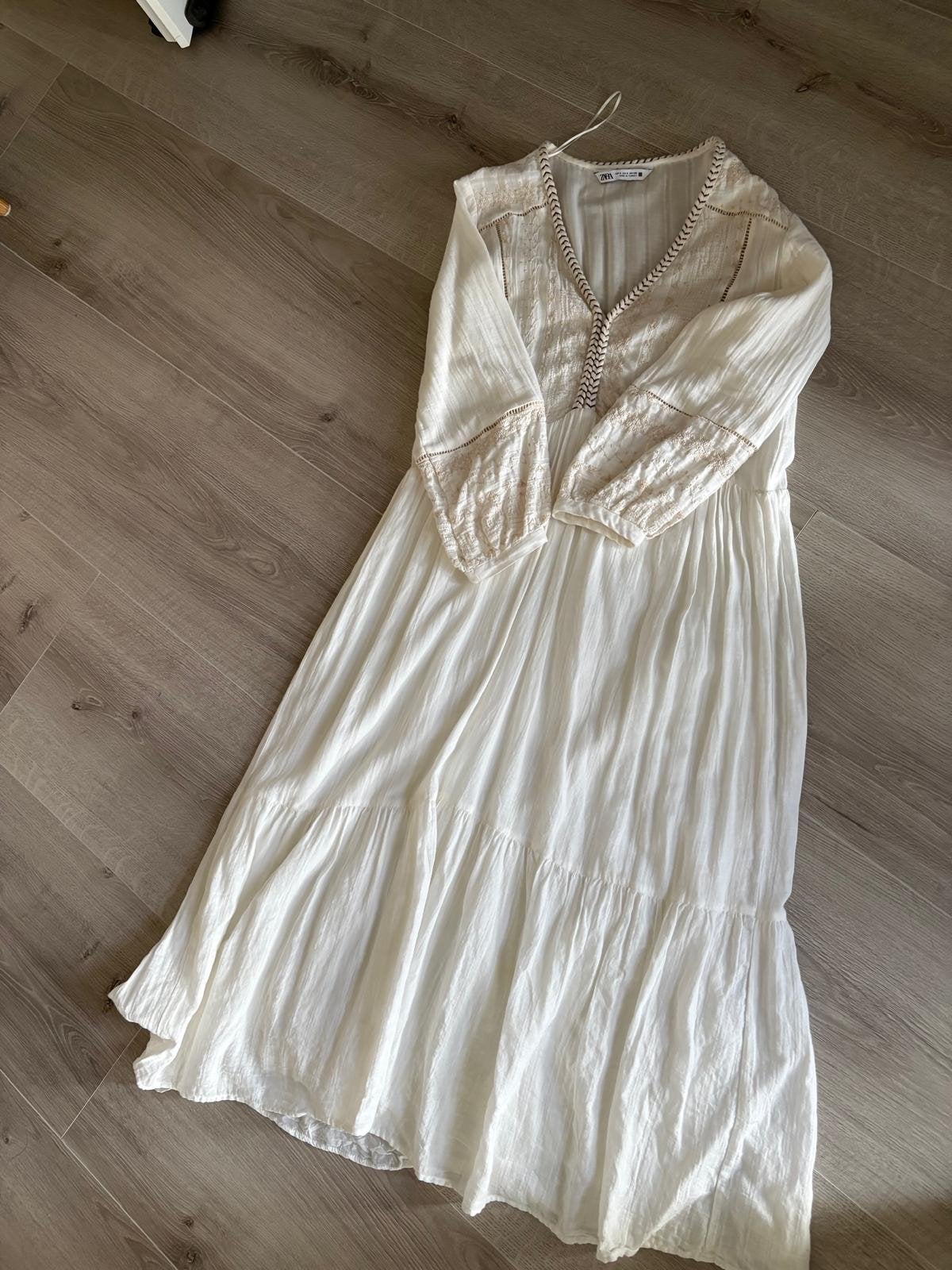 Witte Zara maxi jurk met borduursels - Klein gaatje, Kleding | Dames, Jurken, Wit, Ophalen of Verzenden, Maat 36 (S), Gedragen