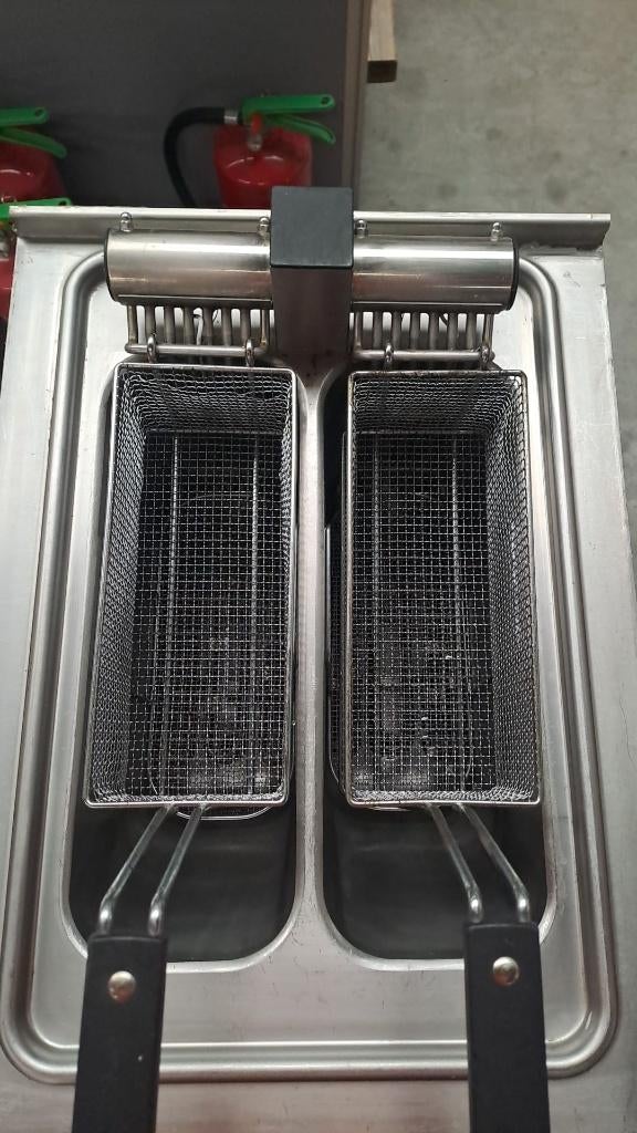 Ambach 7EF2/50E dubbele friteuse 2 x 7,5L, Witgoed en Apparatuur, Frituurpannen, Gebruikt, 4 liter of meer, Duo-friteuse, Uitneembare binnenpan