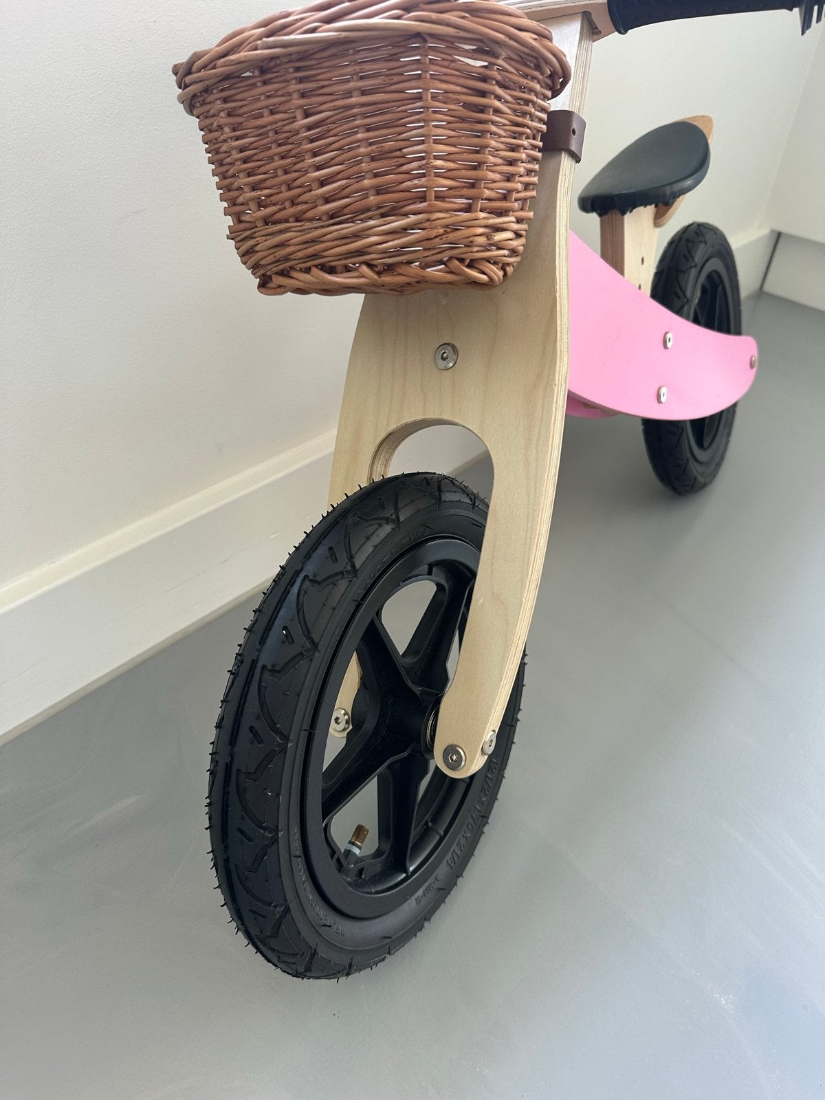 Roze houten loopfiets met mandje, Fietsen en Brommers, Fietsen | Kinderfietsjes, Ophalen, Zo goed als nieuw, 16 tot 20 inch
