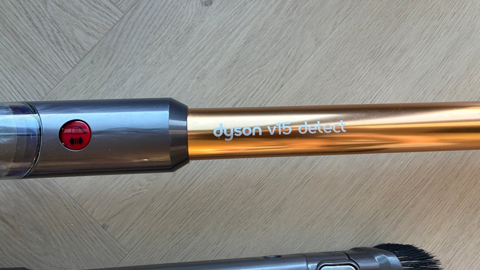 Foto 2 van Dyson V8 steelstofzuiger - met gouden v15 steel
