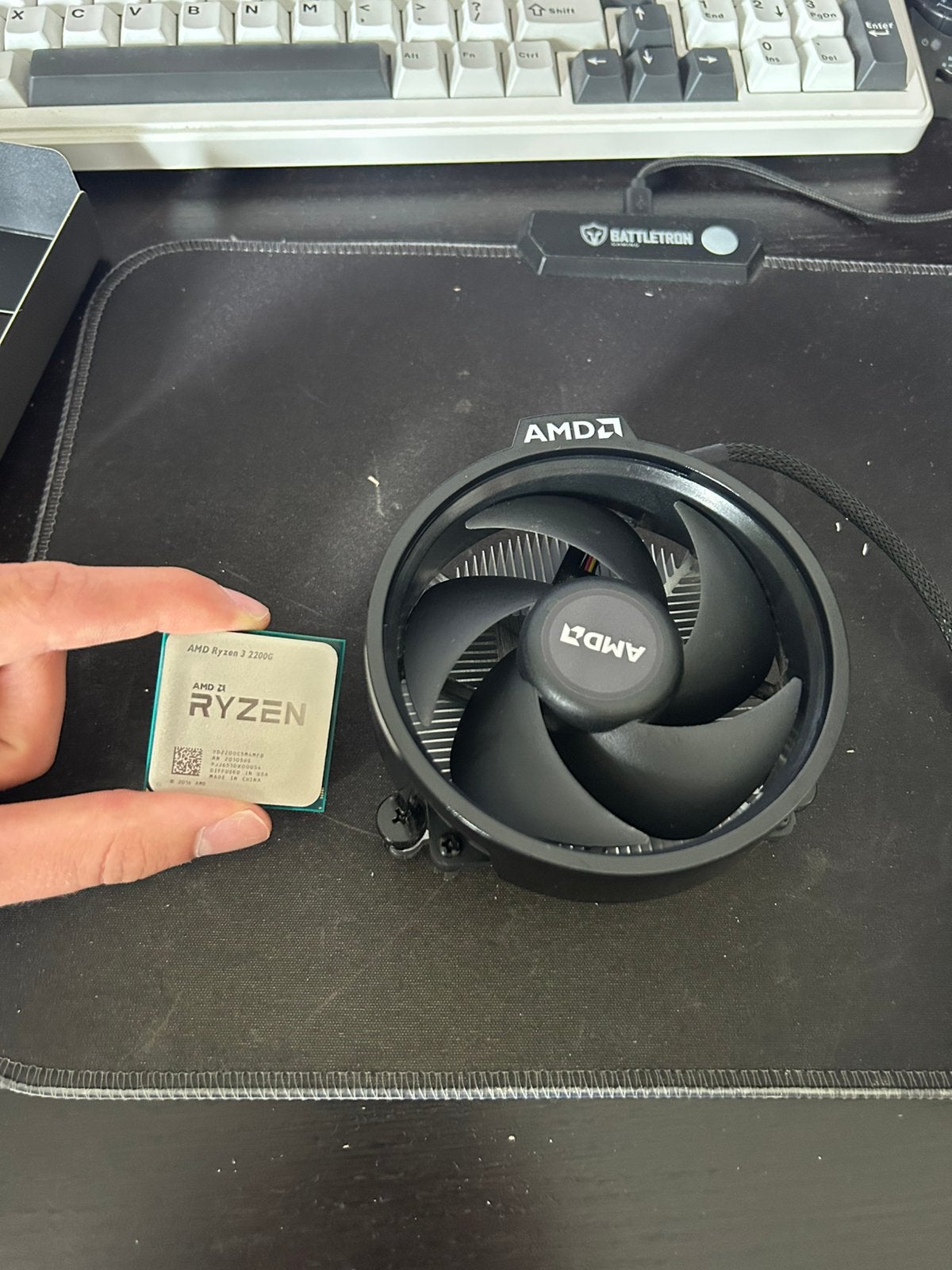AMD Ryzen 3 2200G + AMD cooler, Computers en Software, Ophalen, Gebruikt, 4-core, 2 tot 3 Ghz