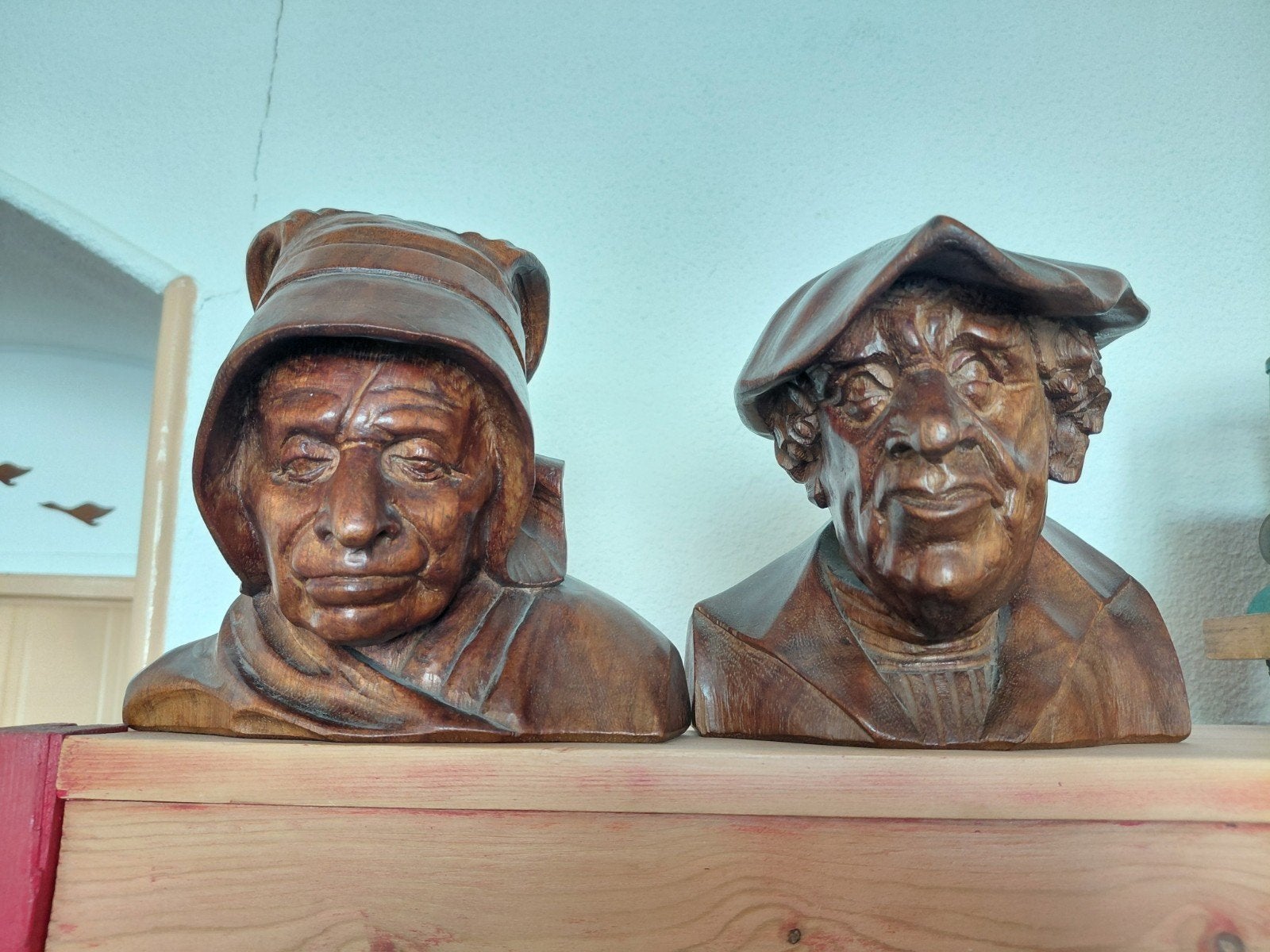 Houtgesneden beeldjes, kaststel, Ophalen of Verzenden, 20 - 50 cm, Hout, Bruin