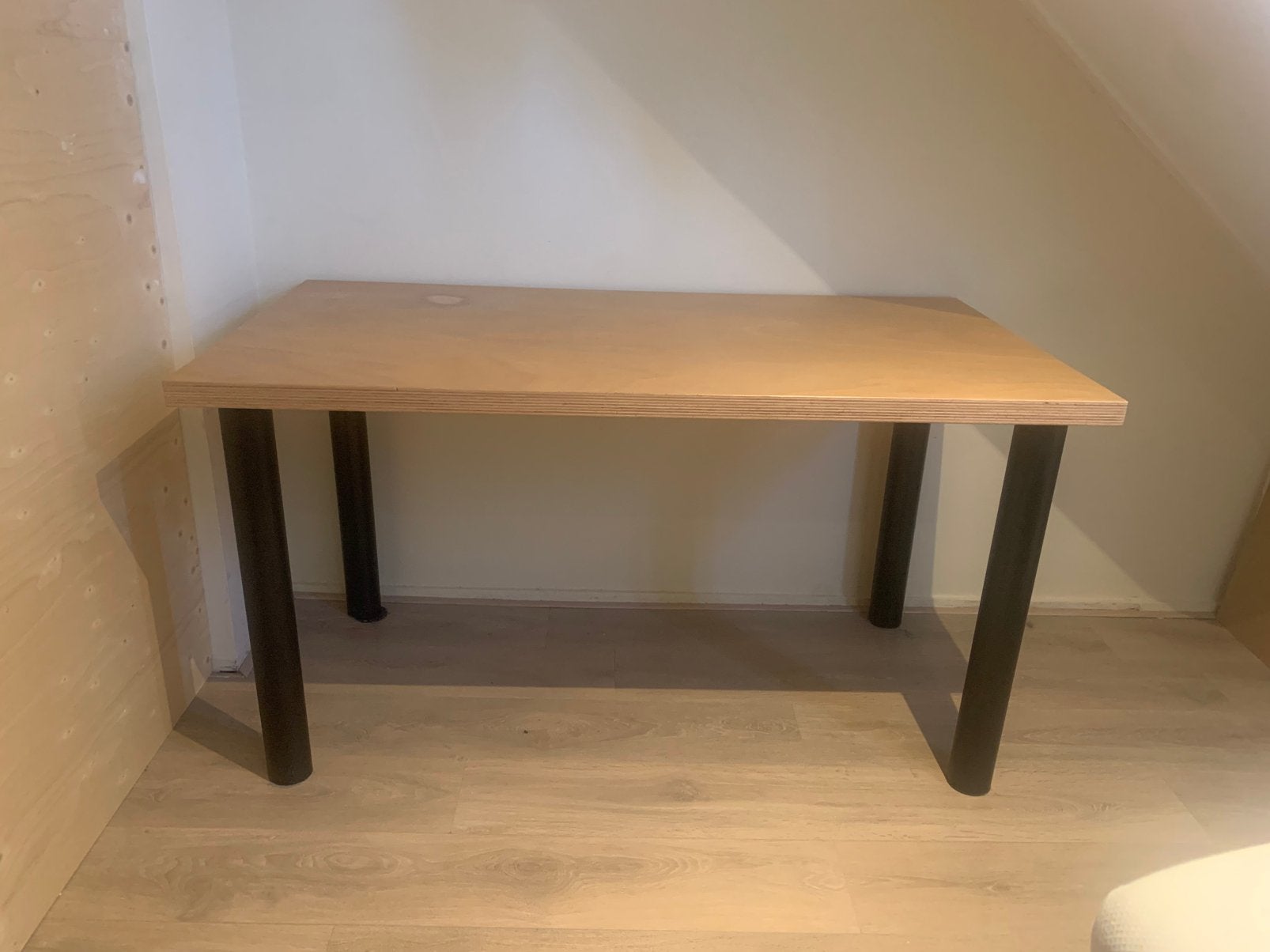 Bureau hardhout met zwarte poten, Ophalen, Gebruikt