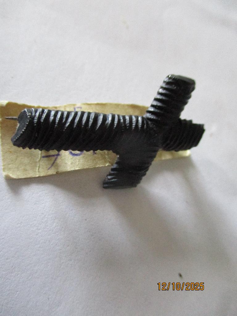 Kruisje Broche van Git antiek, 4 cm. hoog., Ophalen of Verzenden, Overige materialen, Broche