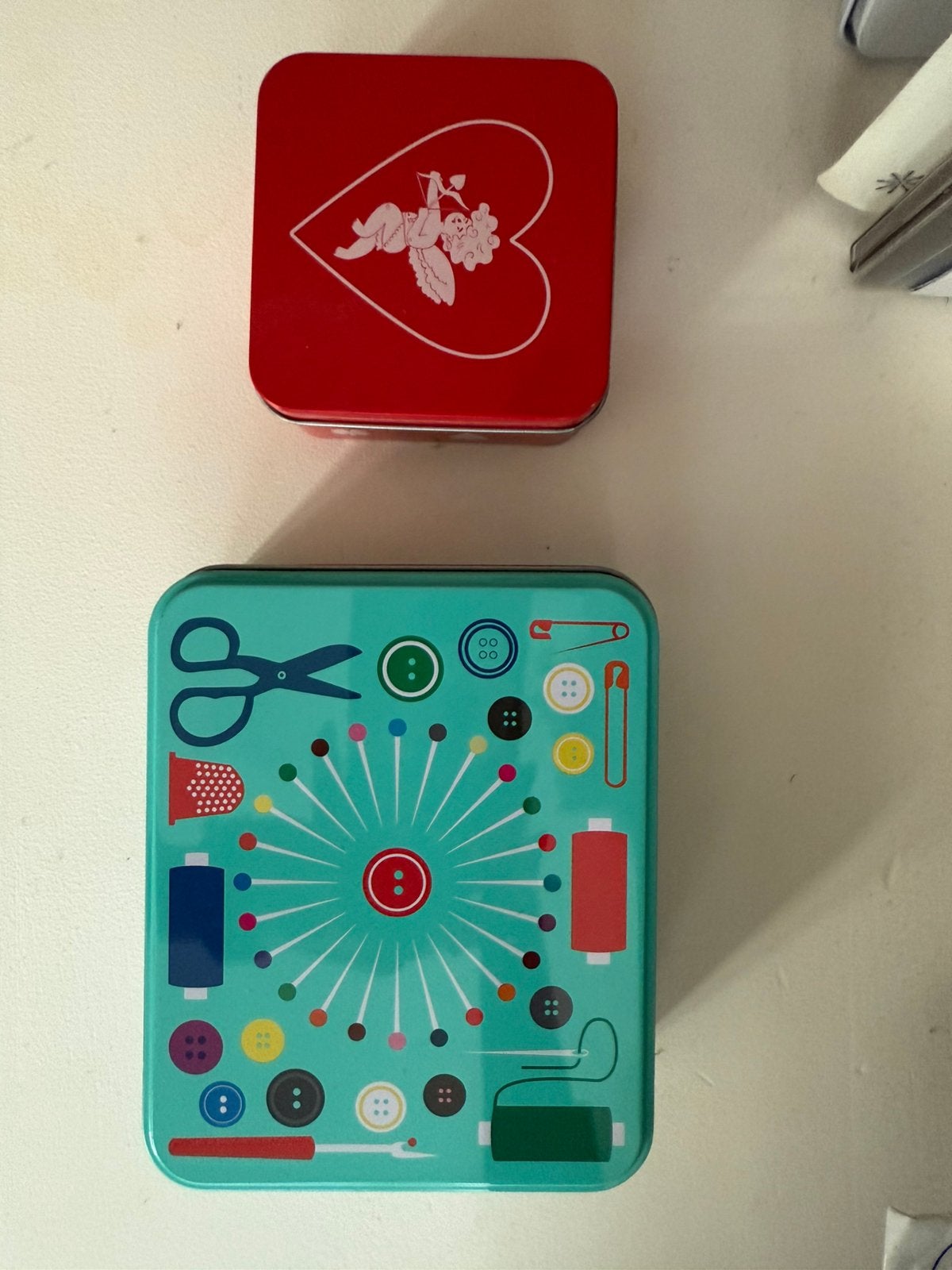 SUPRISE TIN CANS STAMPS + SEWINF KIT, Hobby en Vrije tijd, Gezelschapsspellen | Kaartspellen, Ophalen, Zo goed als nieuw