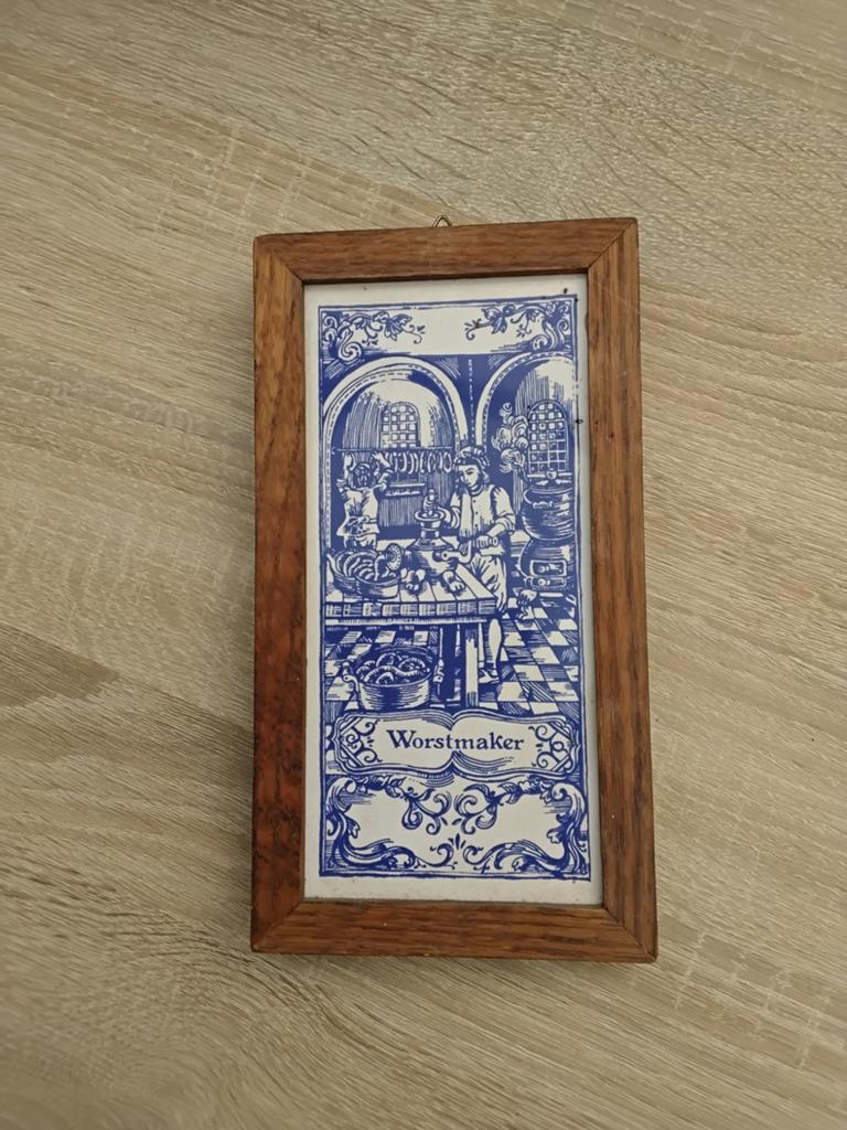 Delfts Blauw Tegeltableau 'Worstmaker' in Houten Lijst, Antiek en Kunst, Antiek | Wandborden en Tegels, Ophalen