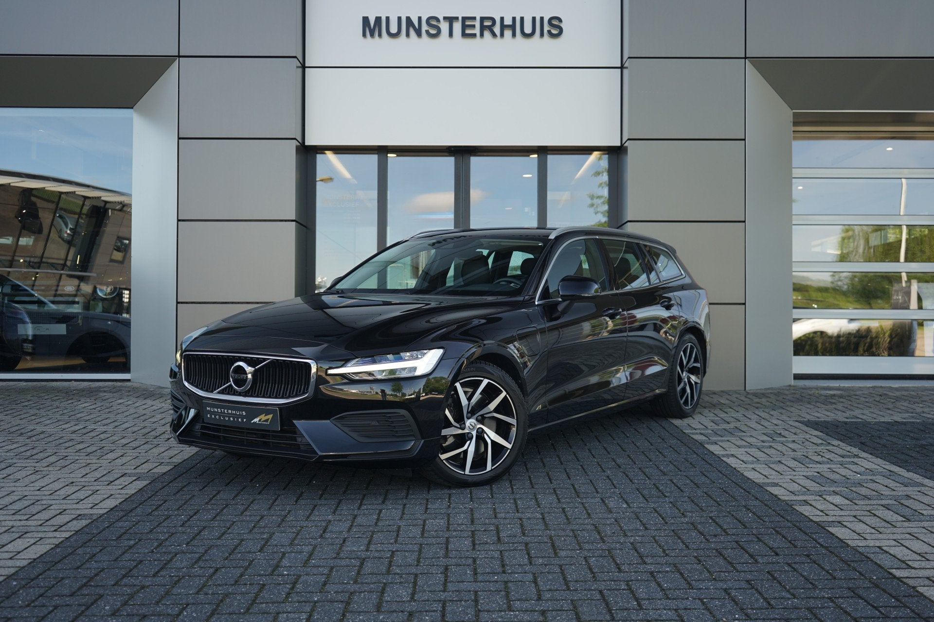Volvo V60 2.0 T6 Twin Engine AWD Momentum Pro | Verwarmde vo, Auto's, Automaat, 12 maanden, Gebruikt, 4 cilinders
