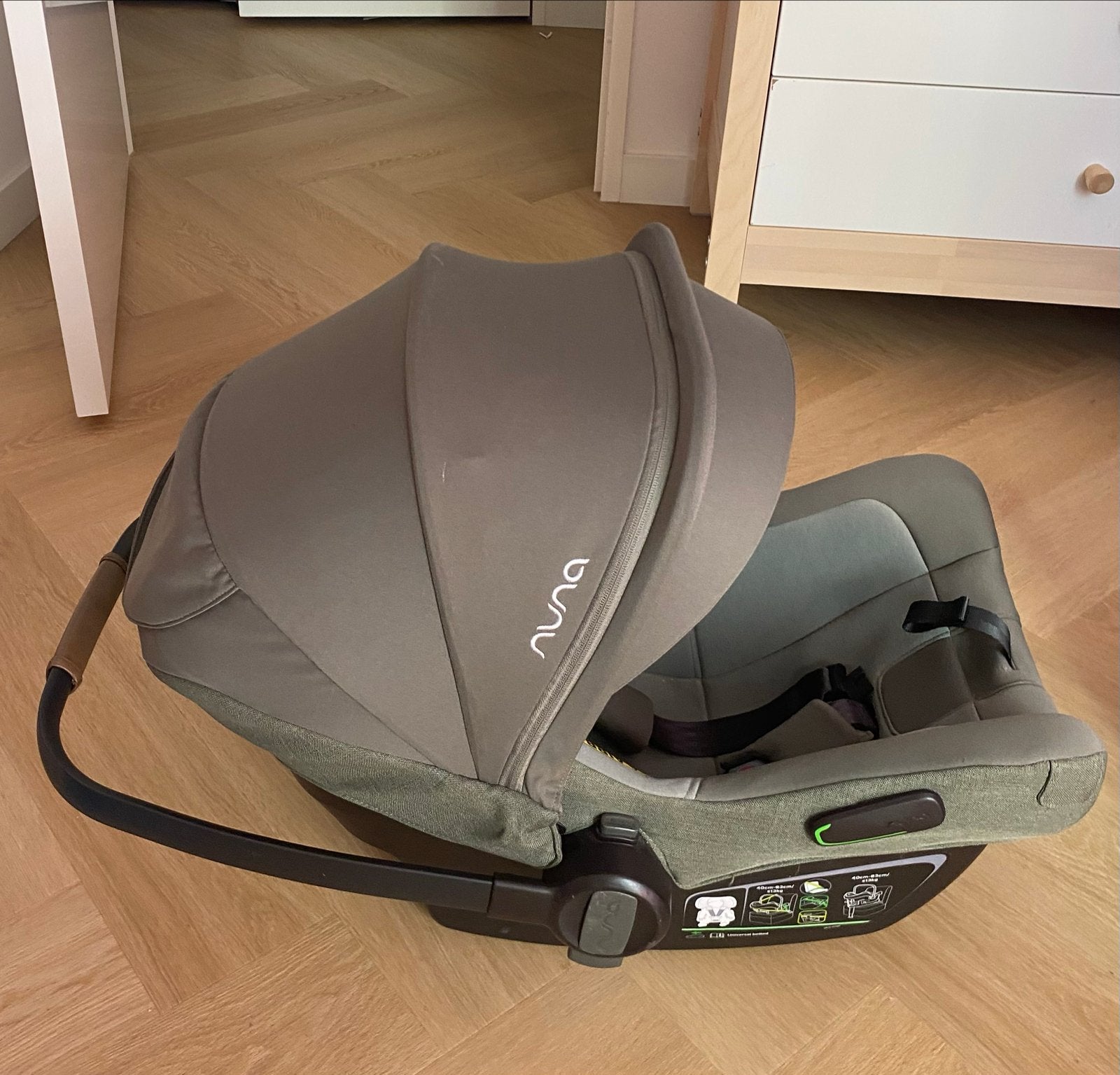 Nuna Pipa next maxicosi 360 graden isofix base olijfgroen, Zo goed als nieuw, Isofix, 0 t/m 13 kg, Ophalen