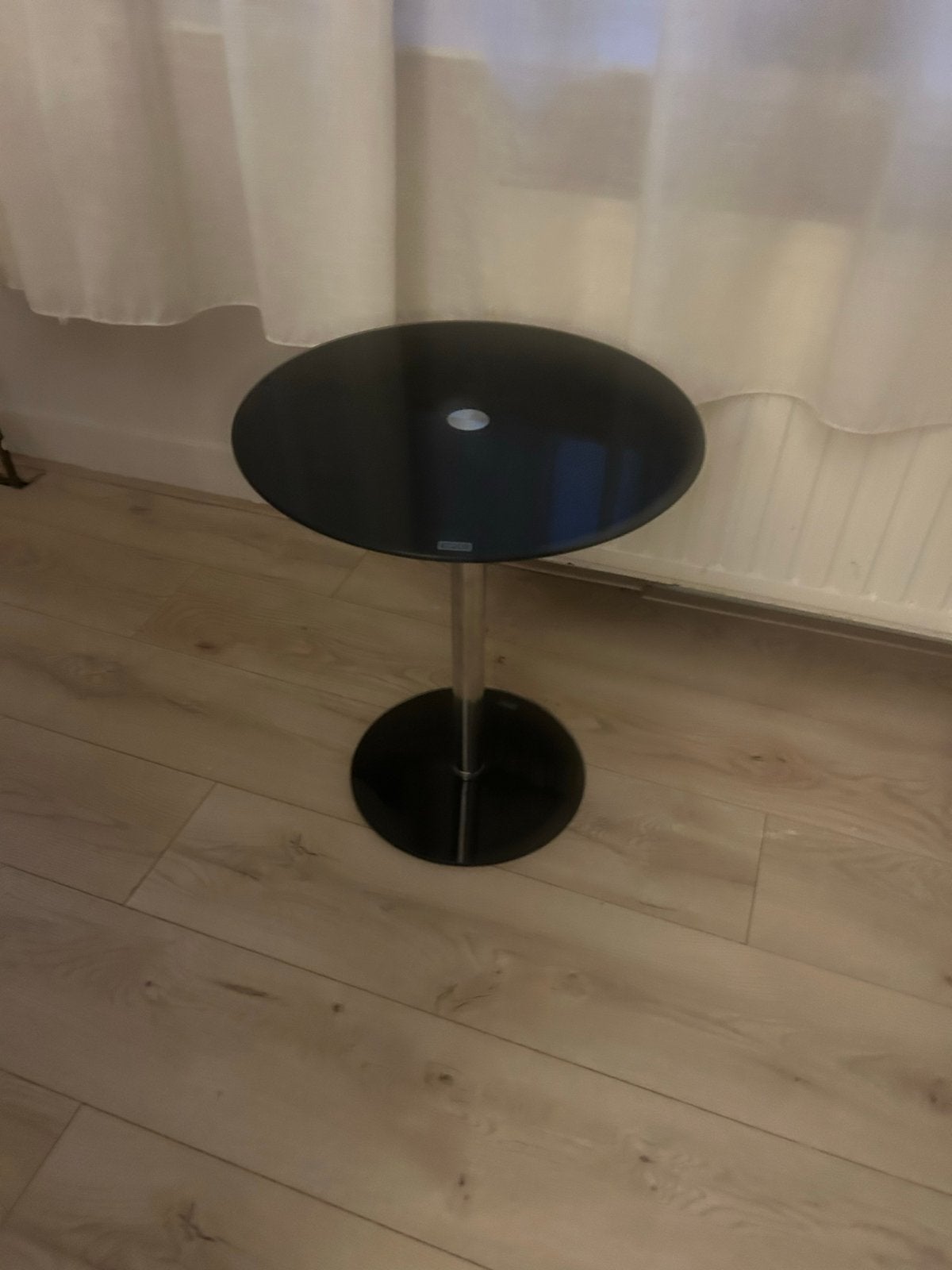 Zwart klein bijzettafeltje ( safety glass), 45 tot 60 cm, Minder dan 55 cm, Gebruikt, Metaal of Aluminium