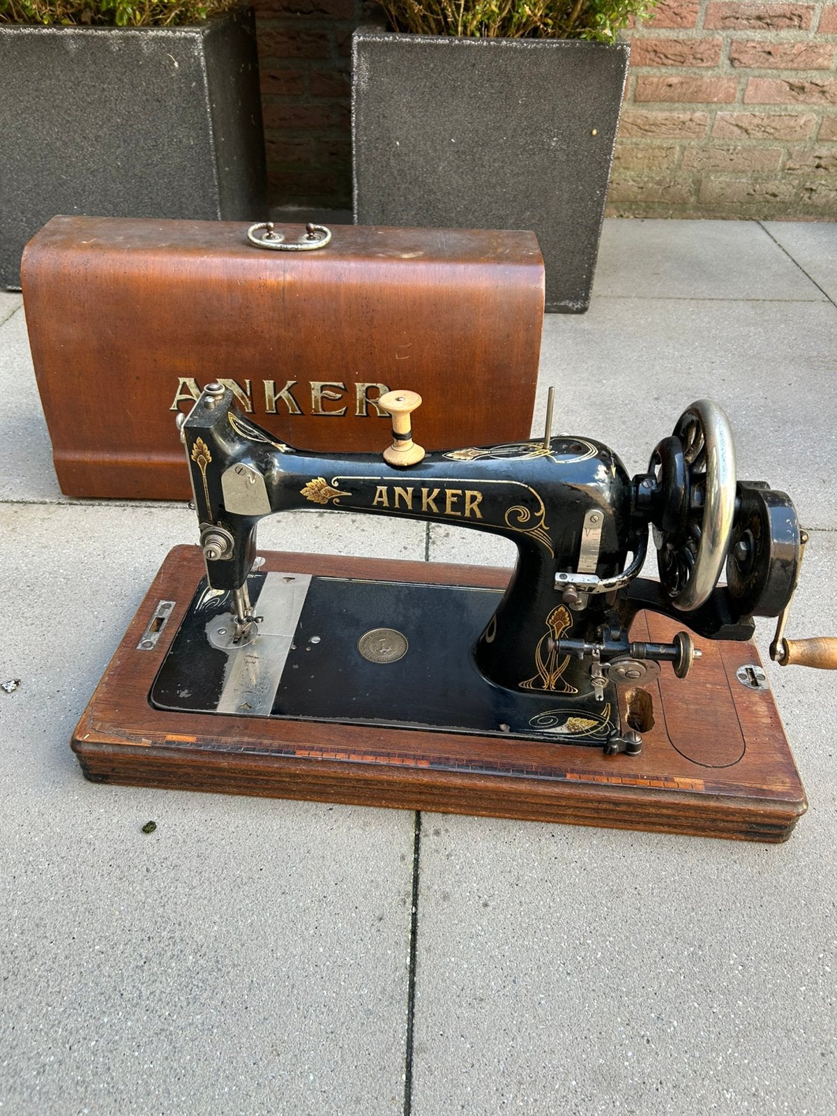 Antieke Anker naaimachine, Ophalen