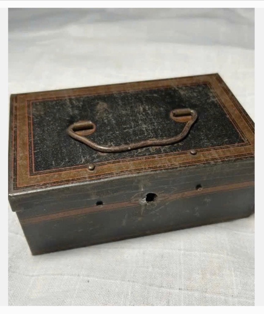Oud metalen antiek geldkistje, Ophalen of Verzenden