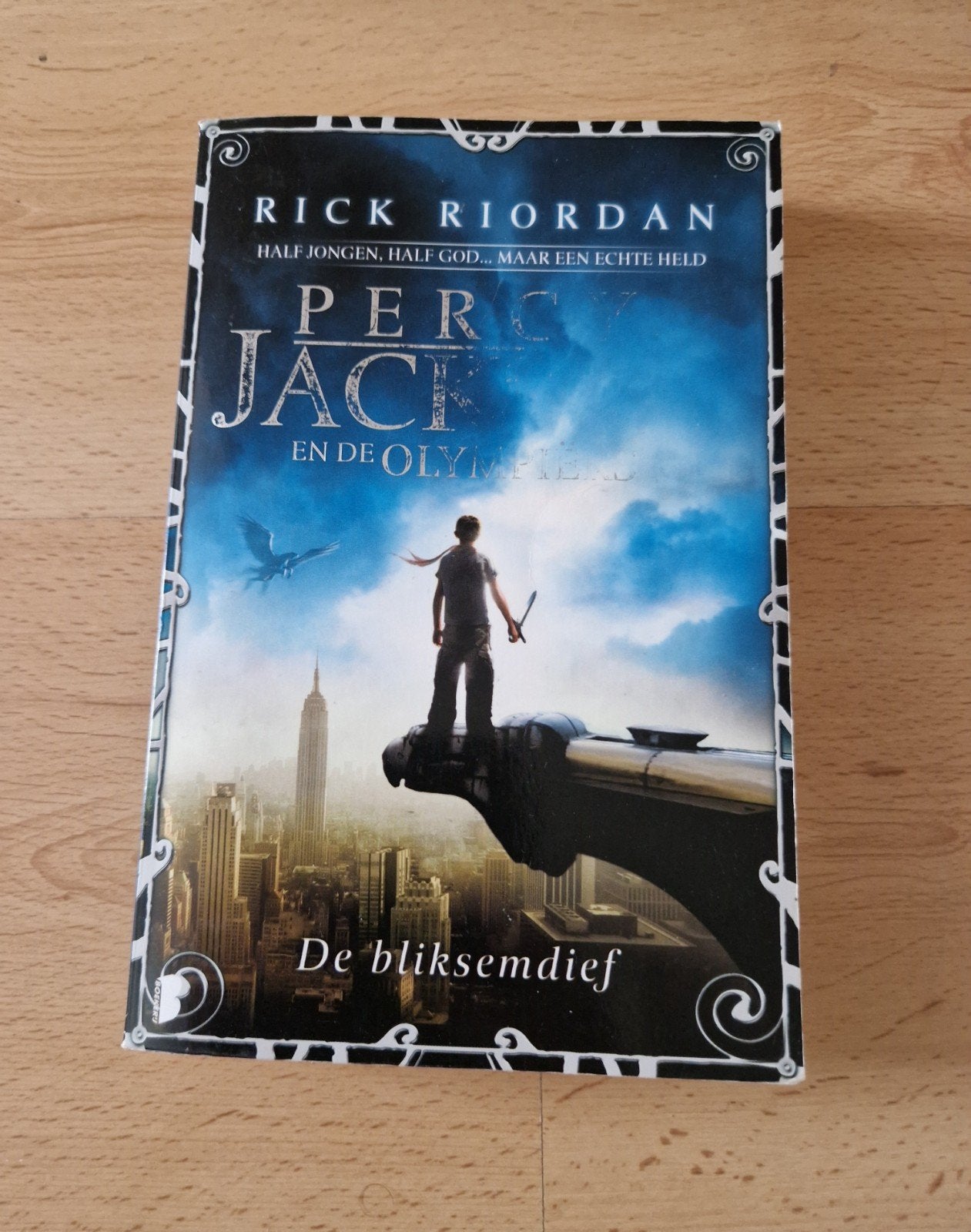 boek percy jackson en de olympiers bliksemdief rick riordan, Ophalen of Verzenden, Zo goed als nieuw