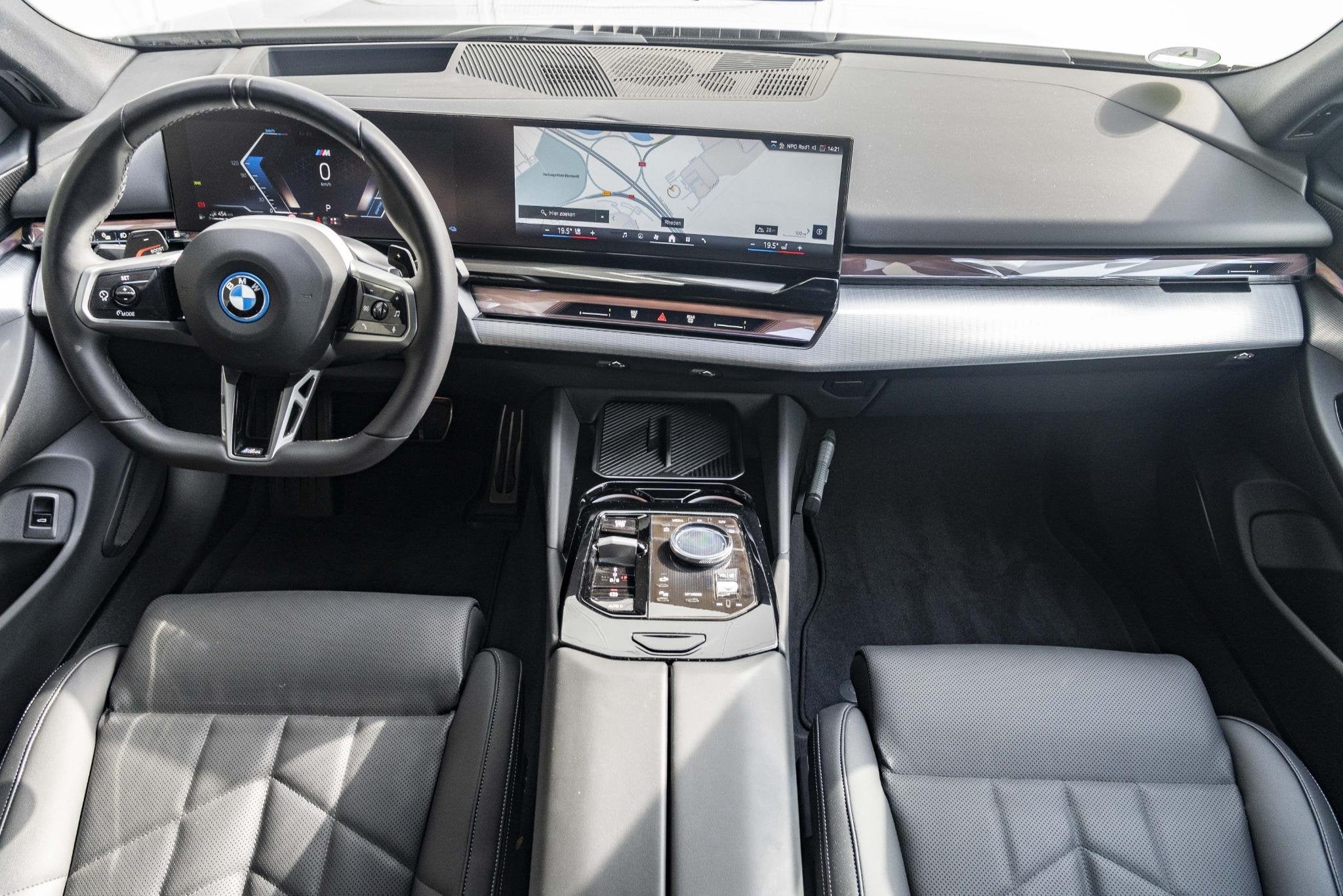 BMW 5 Serie 550e xDrive Touring | M Sportpakket Pro | Comfor, Auto's, Stof, Gebruikt, 135 min, 489 pk