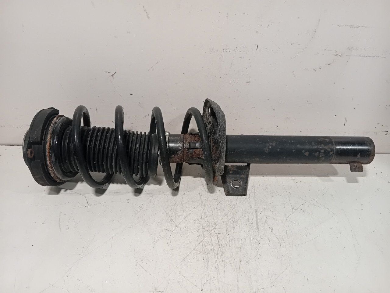 Veerpoot links voor Volkswagen Golf, Onderdelen@venauto.nl, Van der Ven Autorecycling B.V., Gebruikt, Ettenseweg 76, 4706 PB Roosendaal, The Netherlands