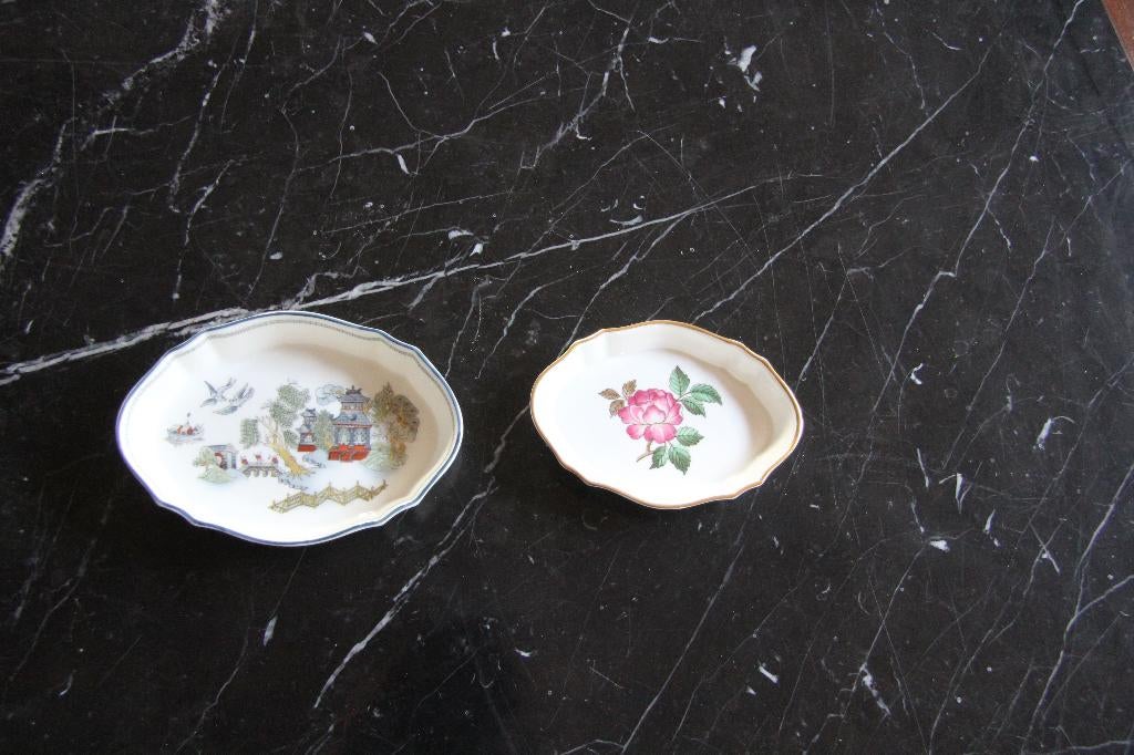 2 wedgwood bijzondere bakjes, Ophalen of Verzenden, Zo goed als nieuw, Porselein, Bord of Schaal