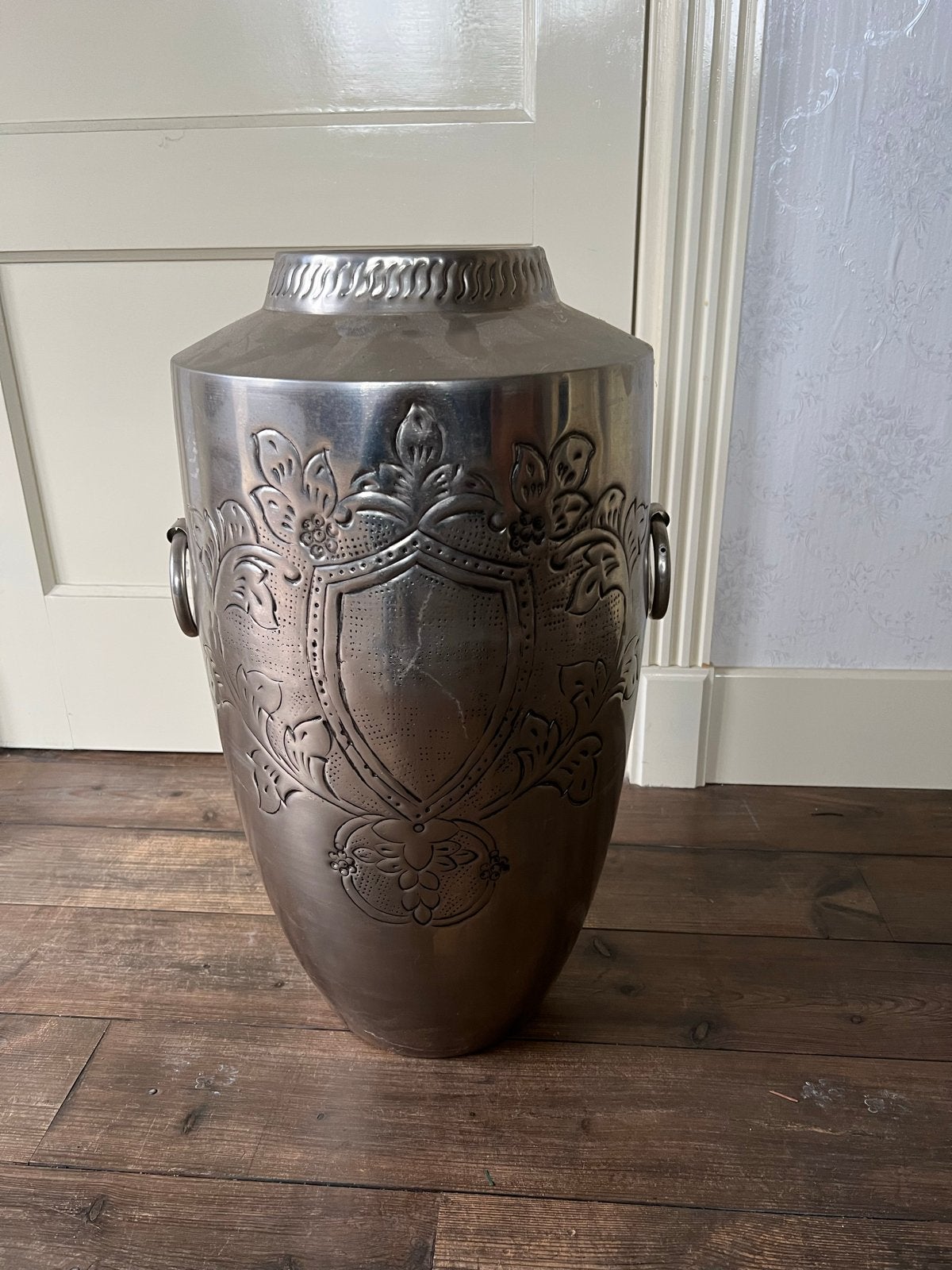 Grote metalen vaas met reliëf, Ophalen