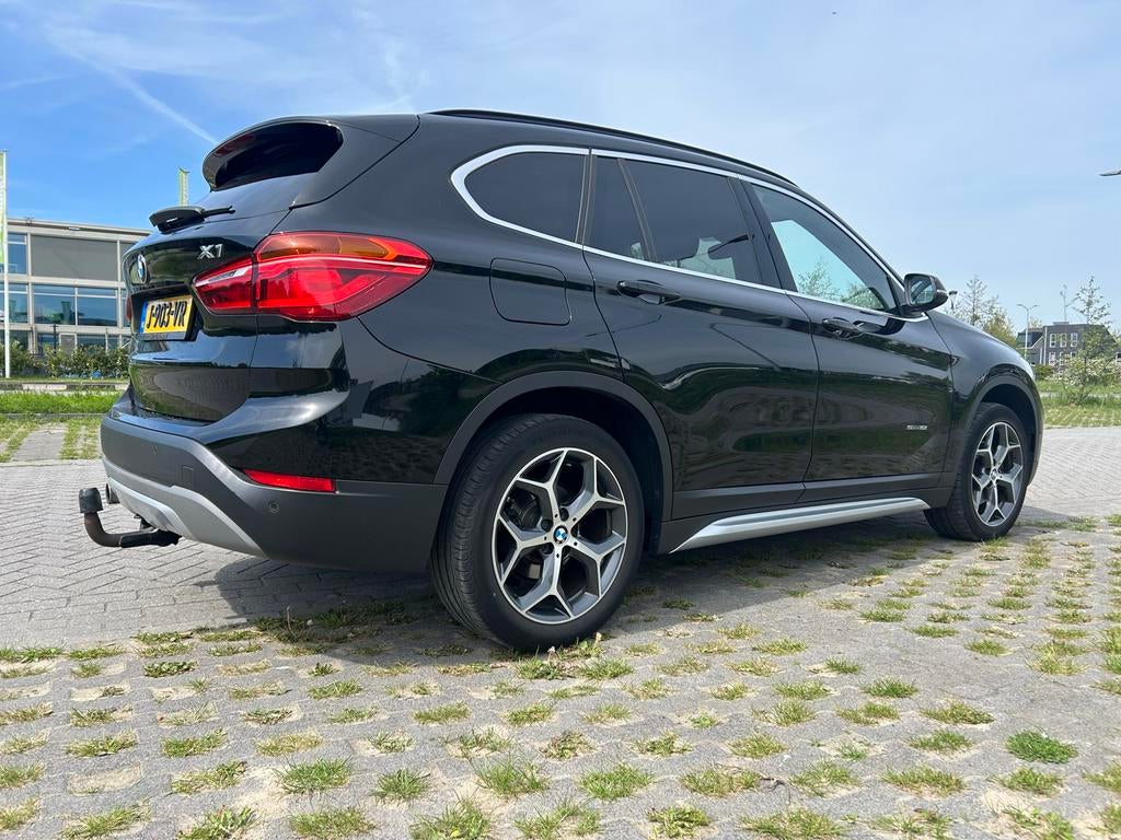 BMW X1 Sdrive18i 140pk 2017 Zwart, Auto's, BMW, Zwart, Leder en Stof, Handgeschakeld, 19 km/l