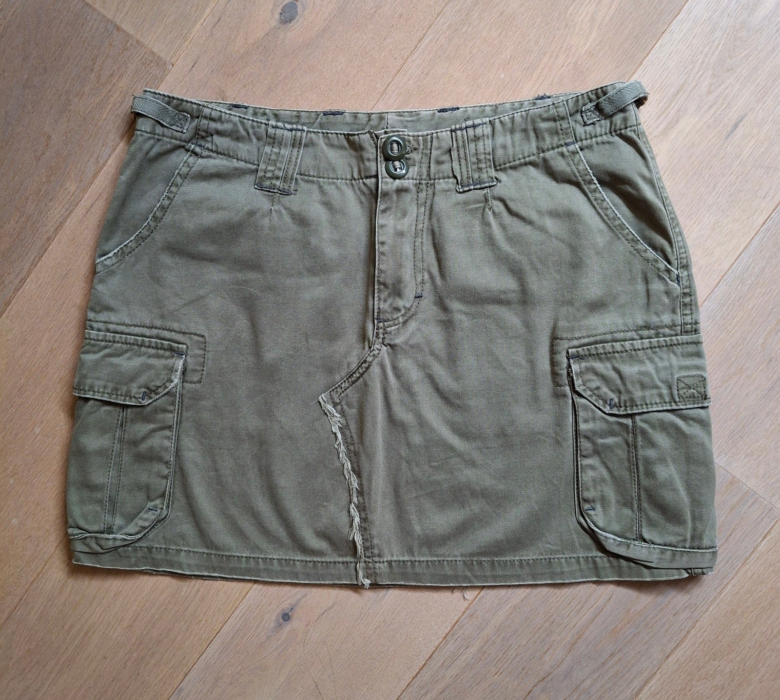 H&M stoer kaki rokje. Mt 40, Kleding | Dames, Rokken, Maat 38/40 (M), Verzenden, Nieuw, Boven de knie