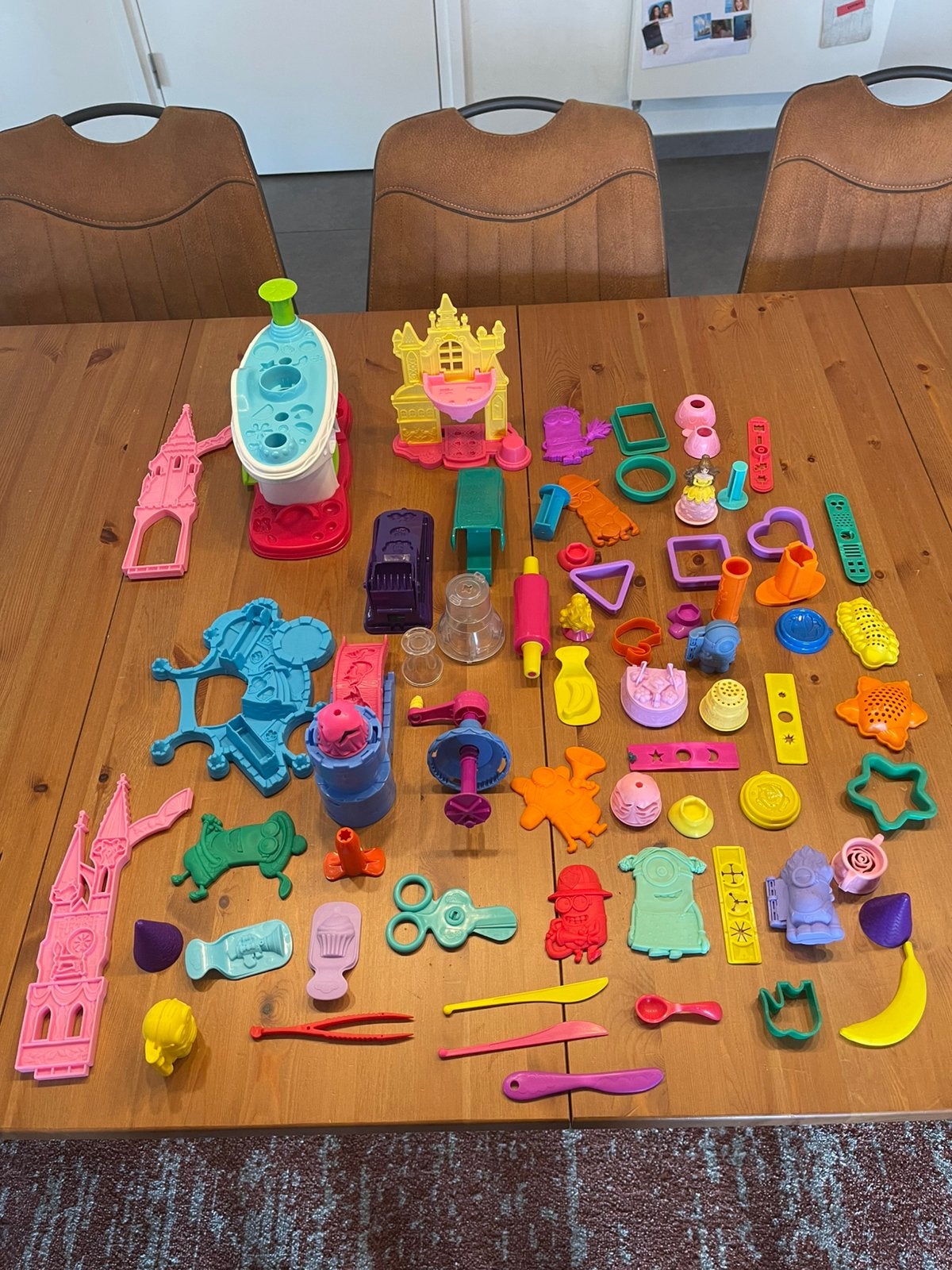Play-Doh pakket met accessoires en 20 bakjes boetseerklei, Kinderen en Baby's, Speelgoed | Educatief en Creatief, Ophalen, Gebruikt