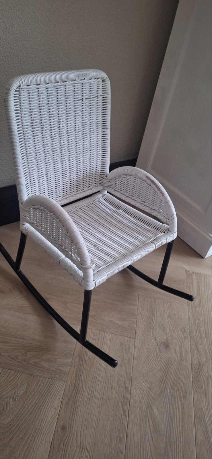 Witte rieten schommelstoel voor kinderen, Huis en Inrichting, Stoelen, Ophalen, Gebruikt, Wit, Metaal