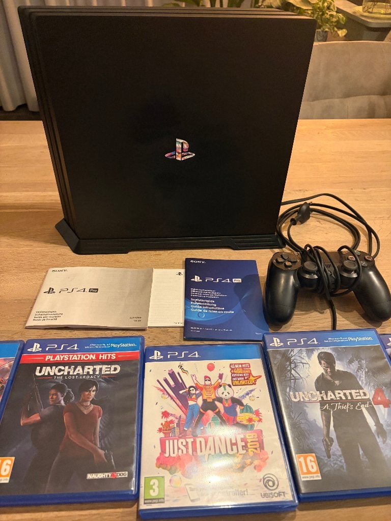 Playstation (PS) 4 Pro met boekjes en 6 spellen, Ophalen, Met games, Zo goed als nieuw, 1 TB