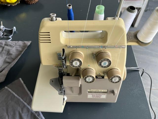 Goed onderhouden Bernina Bernette  lock machine, Ophalen, Zo goed als nieuw, Lockmachine, Bernina
