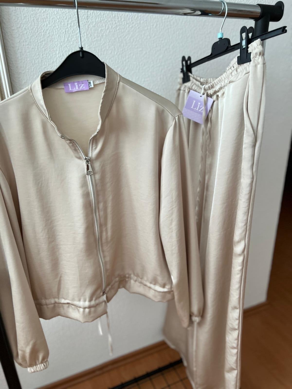 Liz Collection Satijnen Tweedelige Set - Jasje & Broek, Kleding | Dames, Maat 38/40 (M), Beige, Nieuw, Ophalen of Verzenden