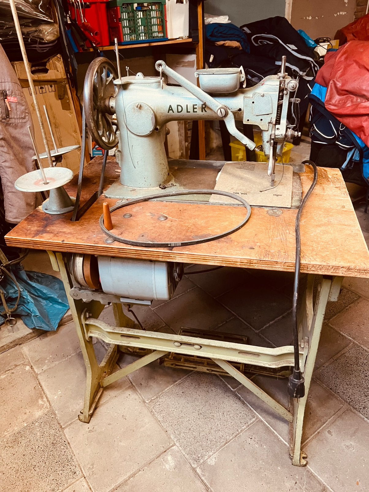 Naaimachine Adler, Ophalen