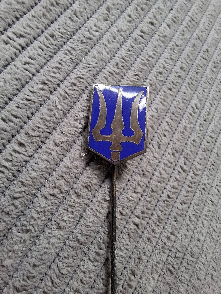 Speld revers insigne 3e divisie drietand embleem, Verzenden, Marine, Nederland, Embleem of Badge